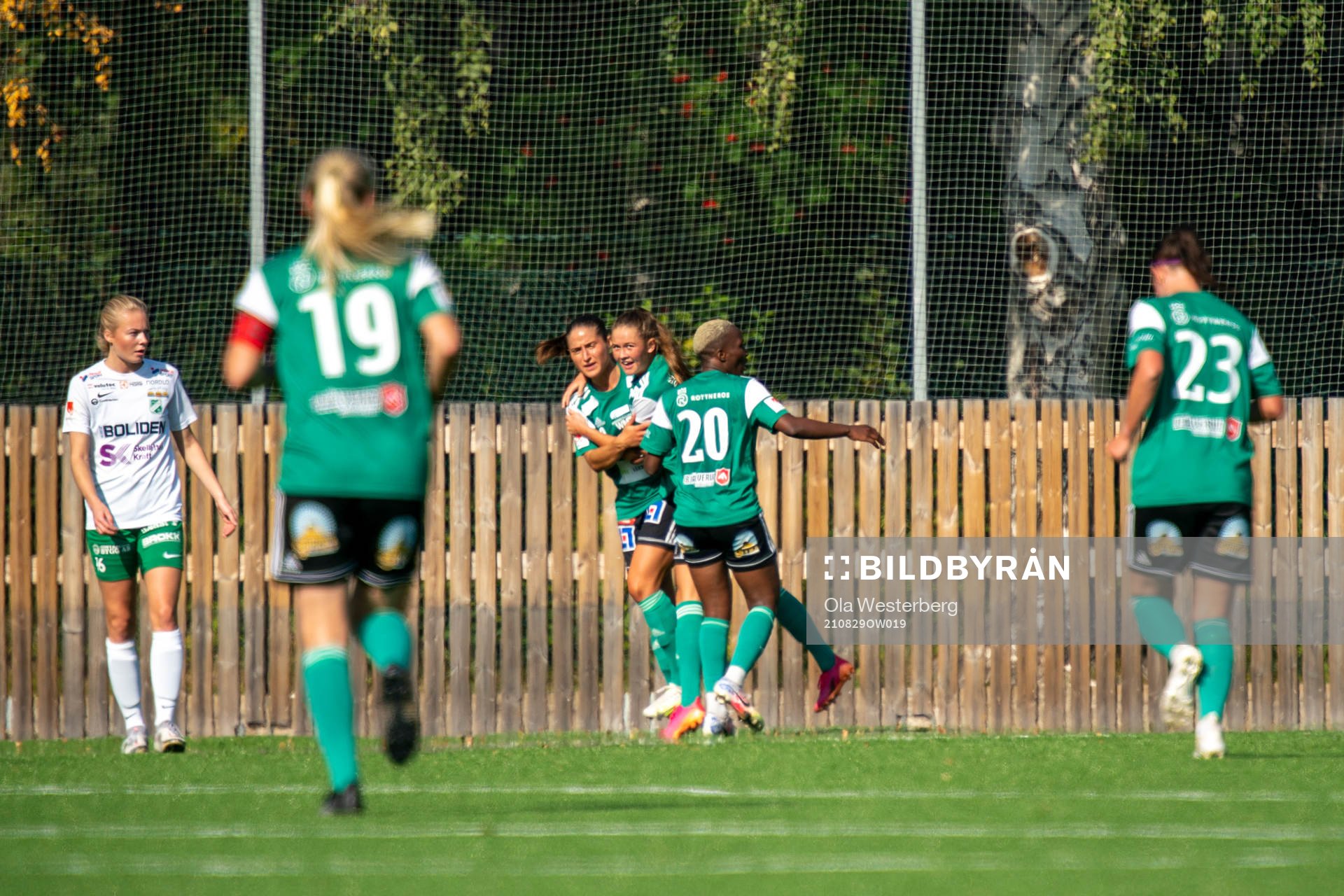 Mallbackens Fanny Flyckt  gör 1-0 under fotbollsmatchen i Elitettan mellan Morön och Mallbacken den 29 augusti 2021 i Skellefteå. 