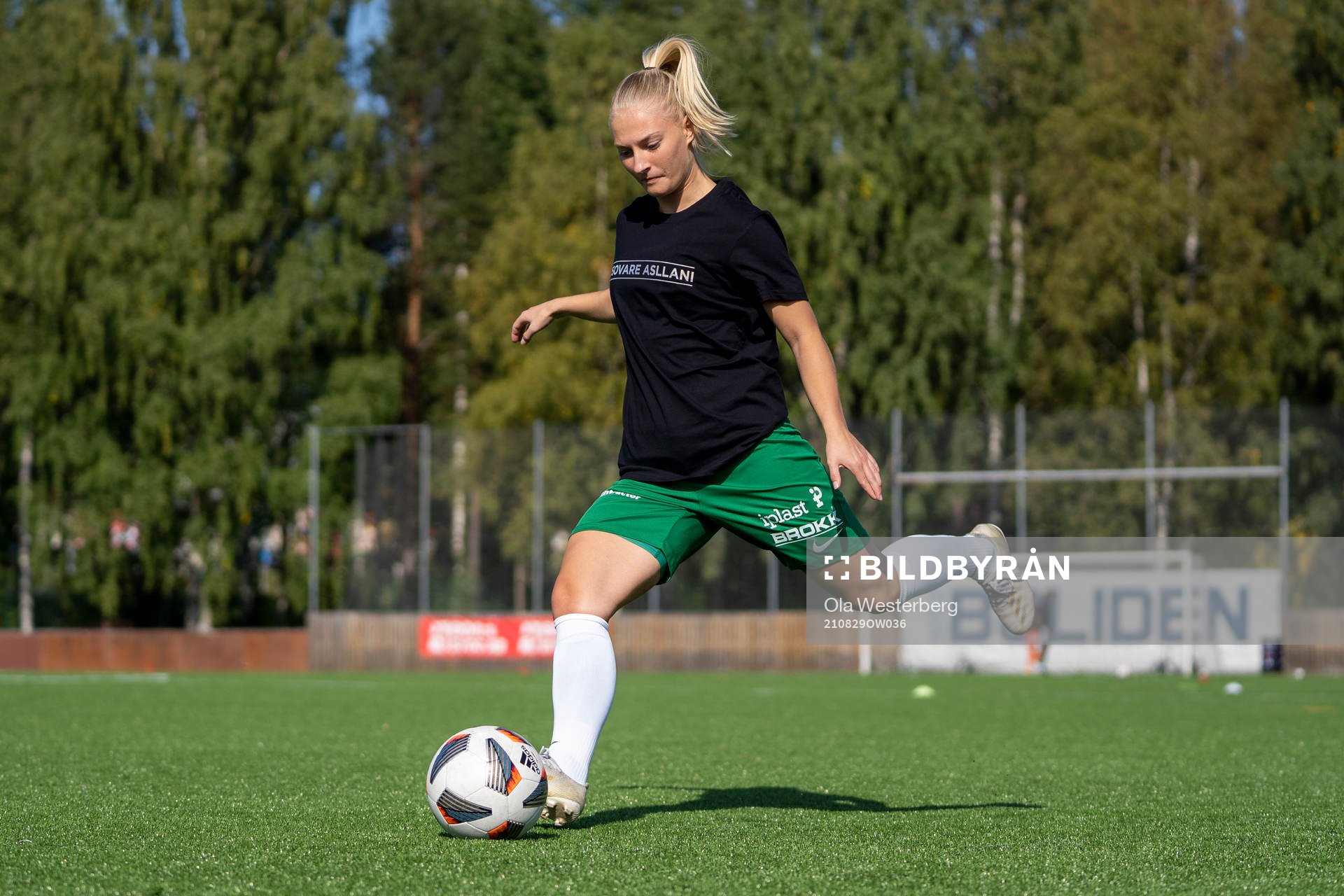 Morön värmer upp i t-shirts för att hylla legendarer