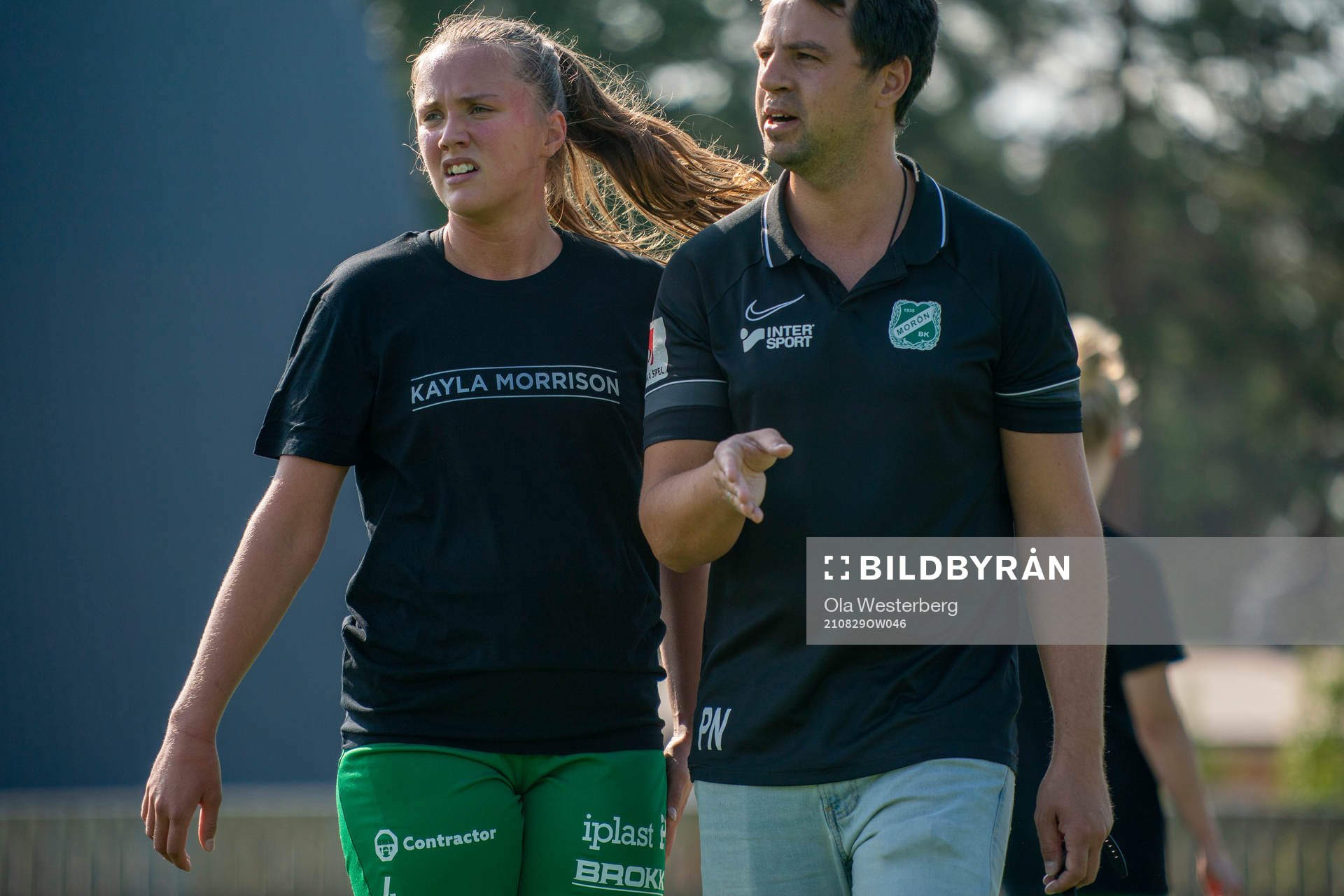 Morön värmer upp i t-shirts för att hylla legendarer