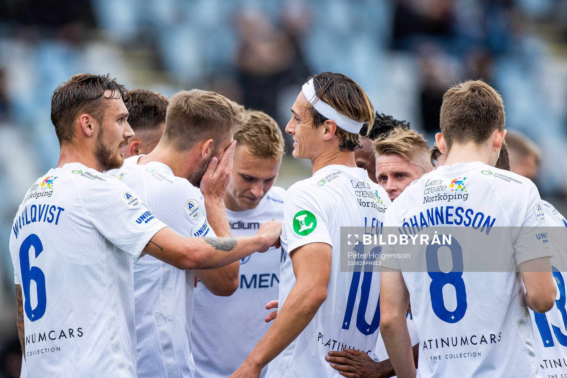 IFK Norrköpings Jonathan Levi jublar med lagkamrater