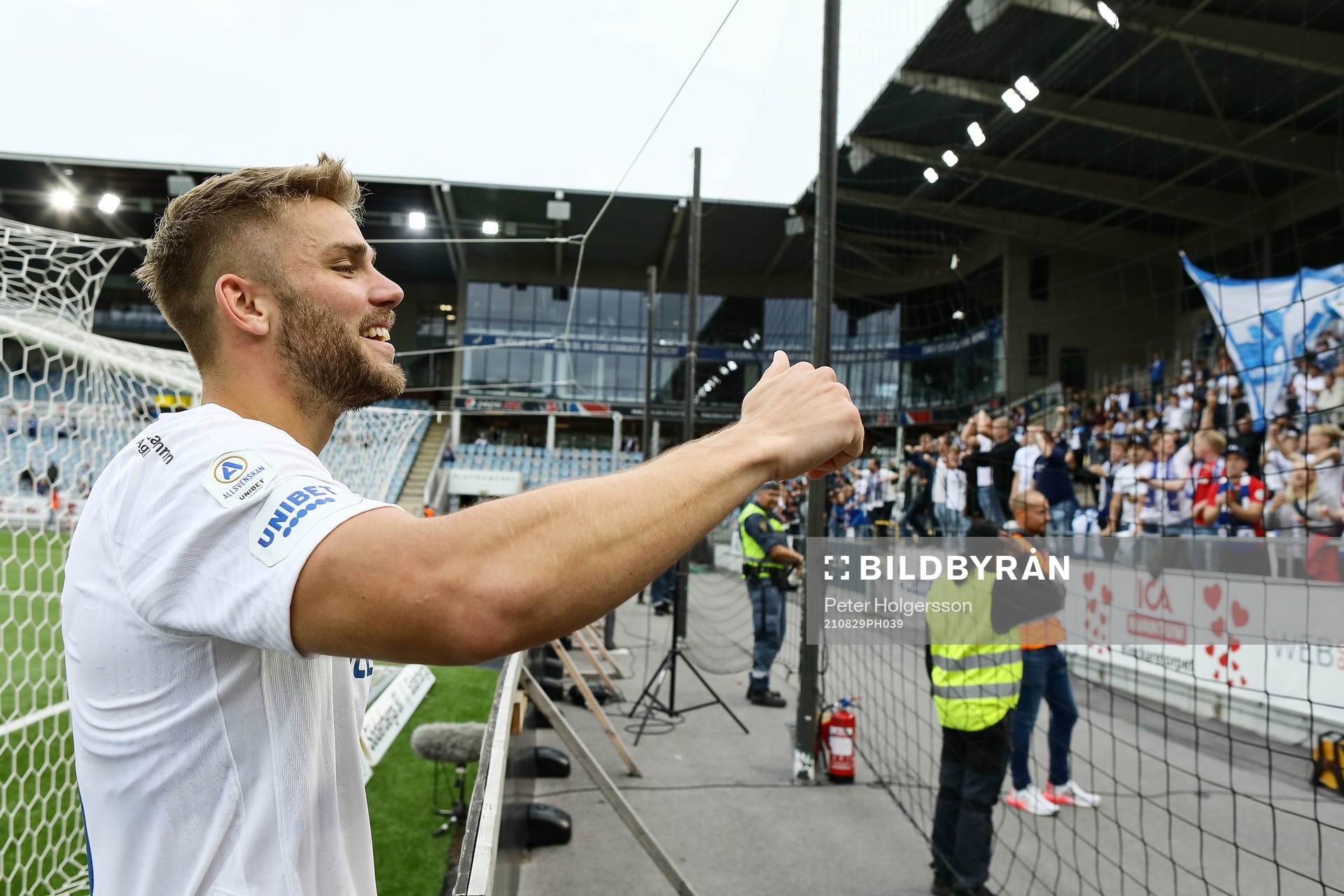 IFK Norrköpings Christoffer Nyman tackar publiken