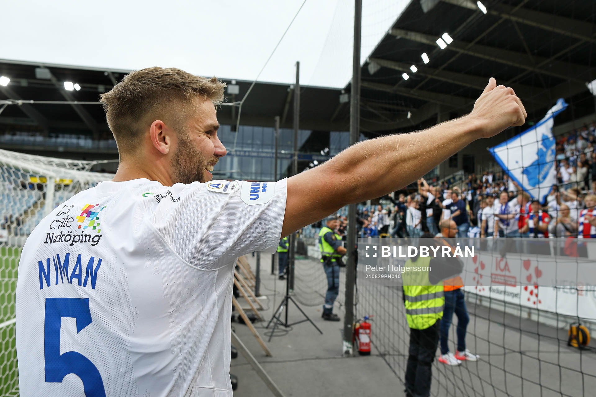 IFK Norrköpings Christoffer Nyman tackar publiken