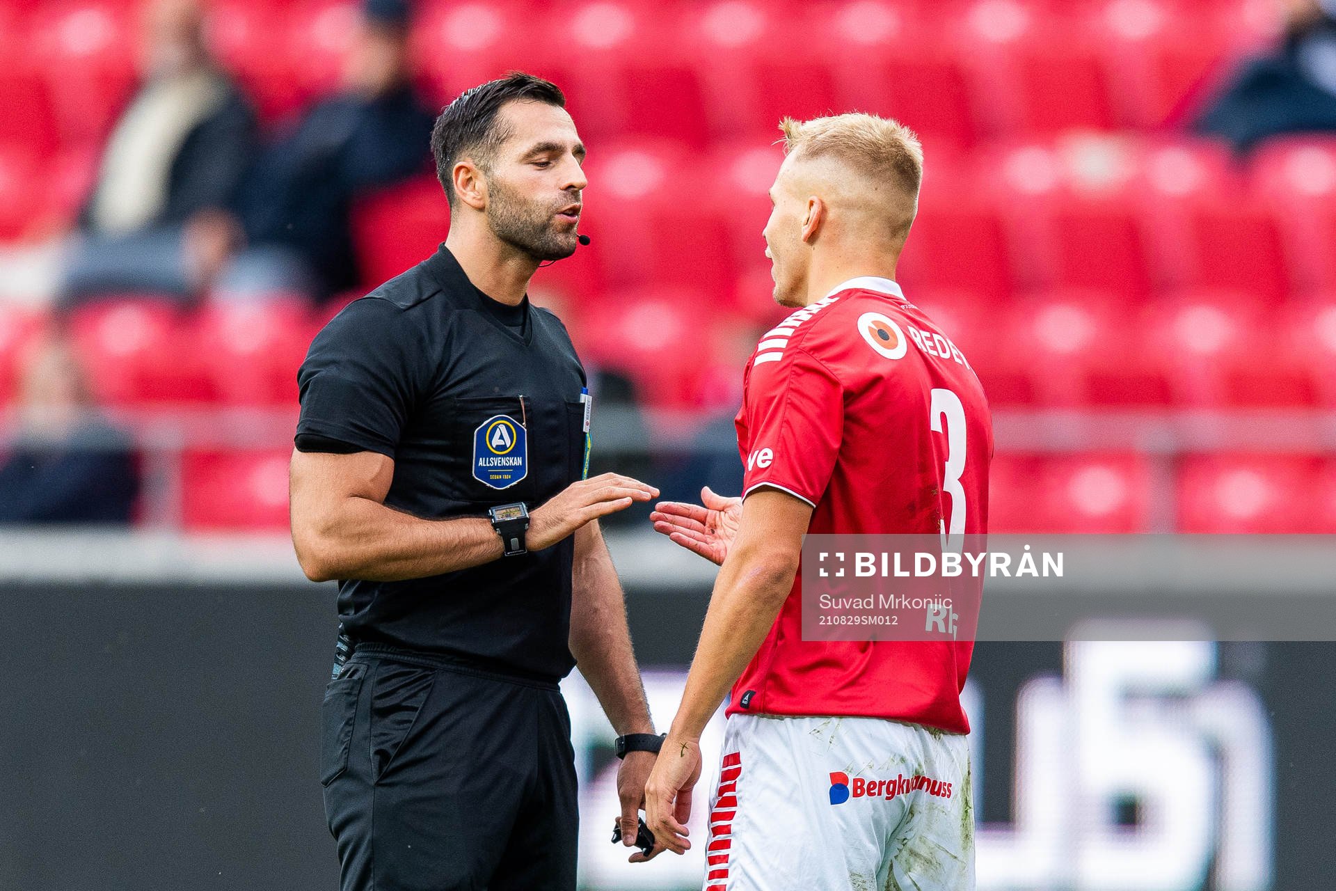 Domaren Granit Maqedonci diskuterar med Kalmars Sebastian