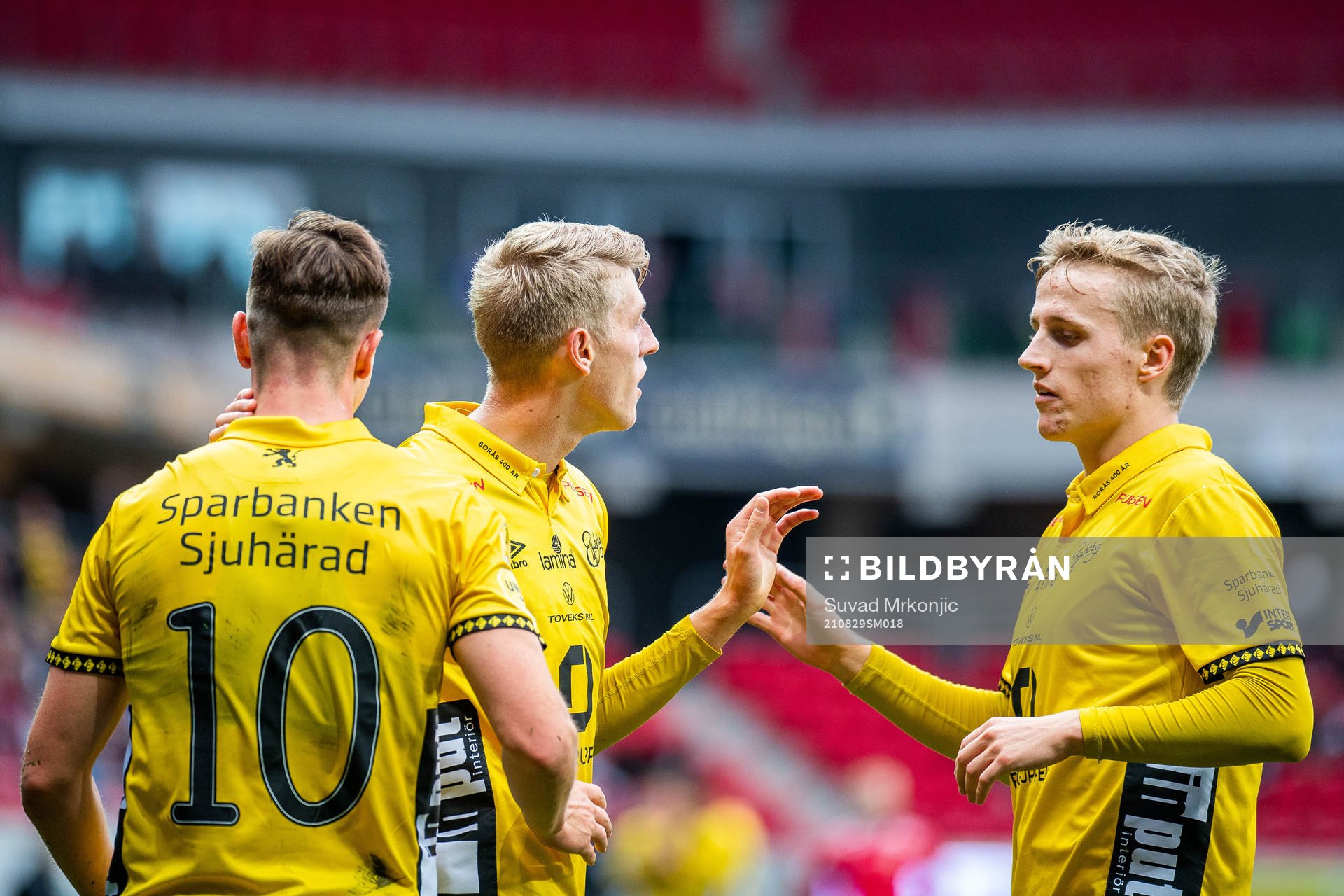 Elfsborgs Alexander Bernhadsson (mitten) jublar med