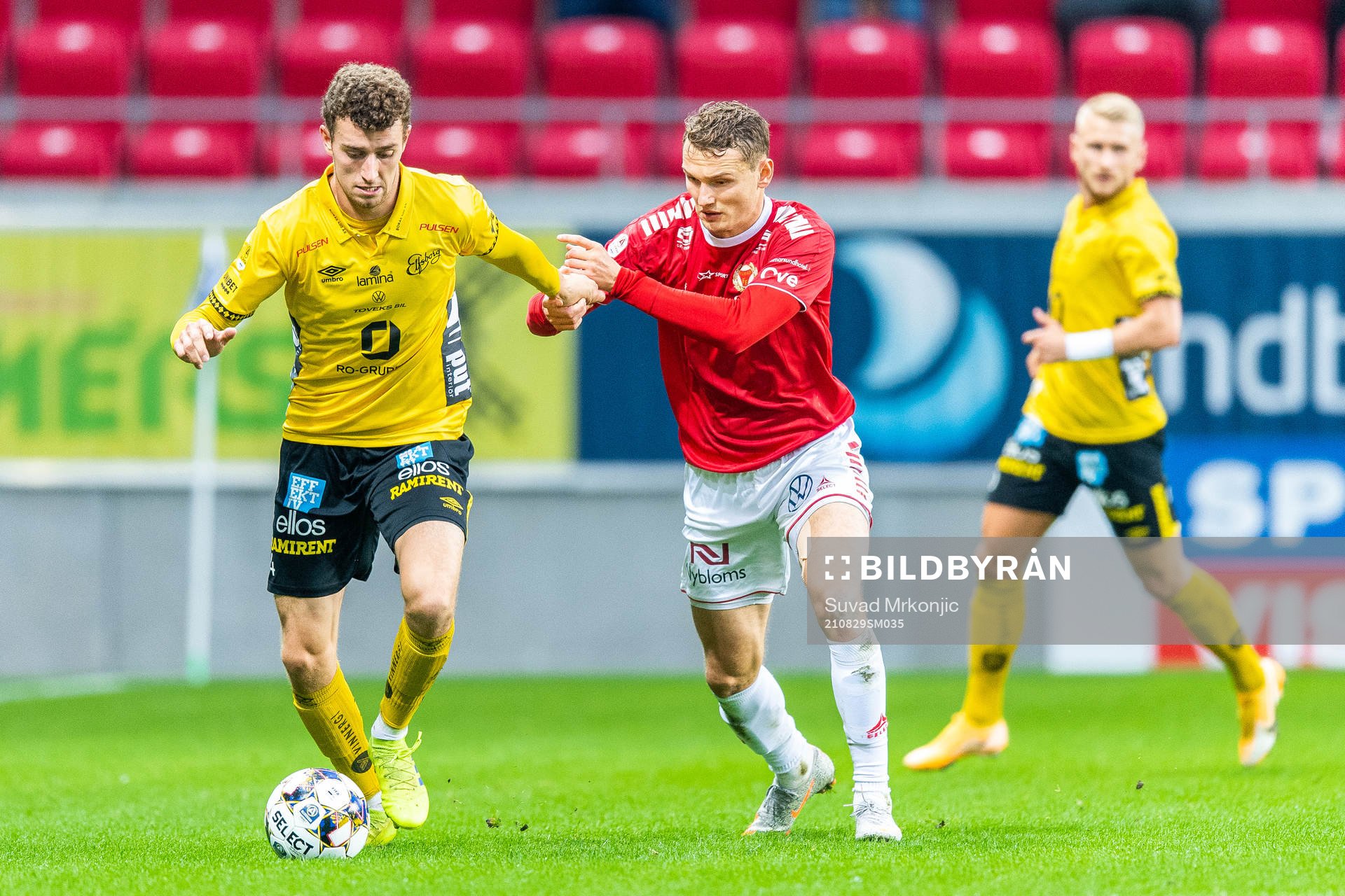 Elfsborgs Christopher McVey och Kalmars Piotr Johansson under fotbollsmatchen i Allsvenskan mellan Kalmar och Elfsborg den 29 augusti 2021 i Kalmar.