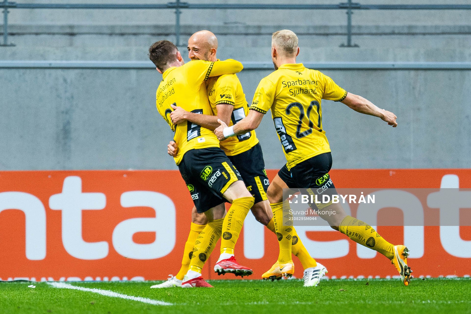 Elfsborgs Robert Gojani och Simon Strand jublar med
