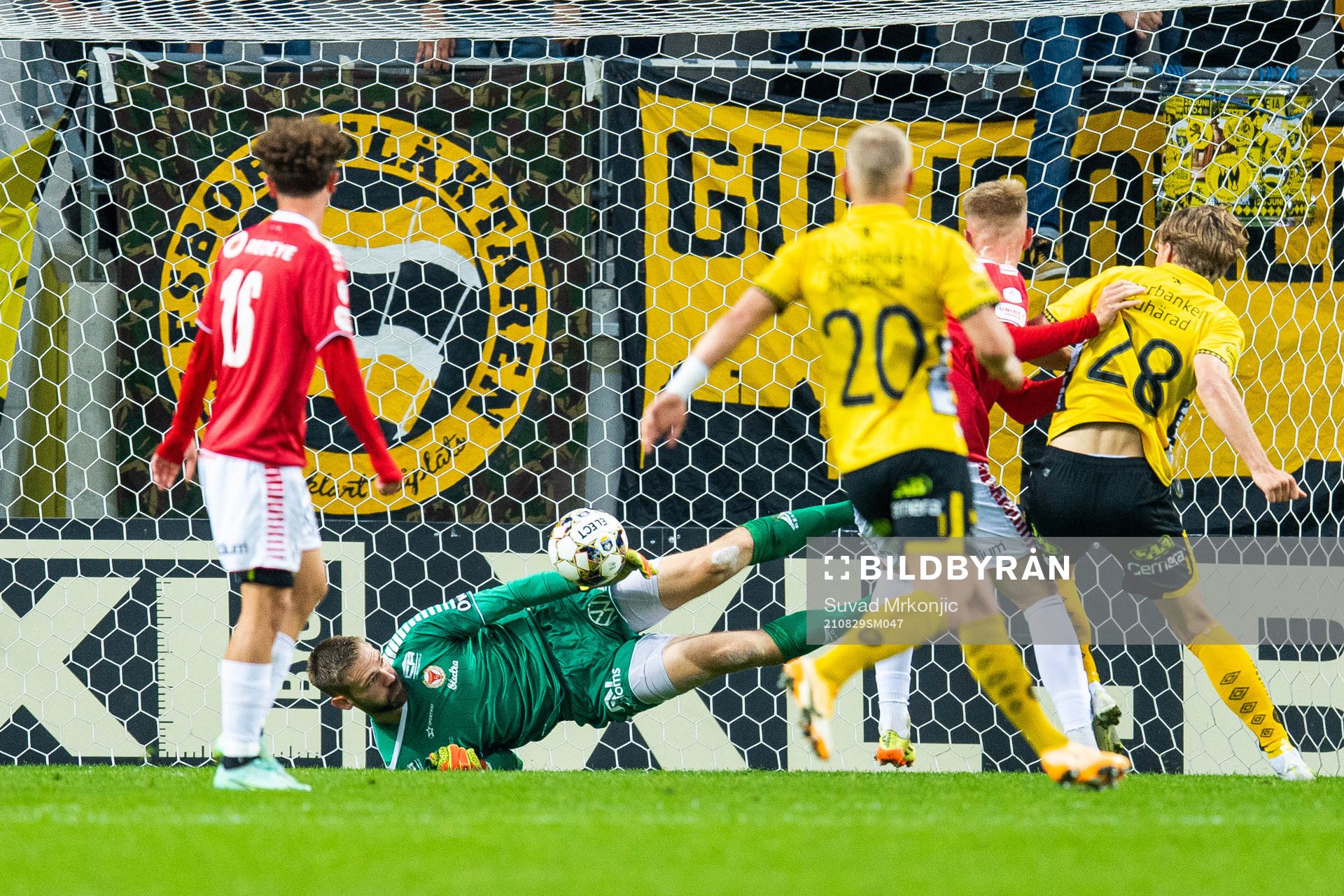 Kalmars målvakt Lucas Hägg Johansson med en räddning