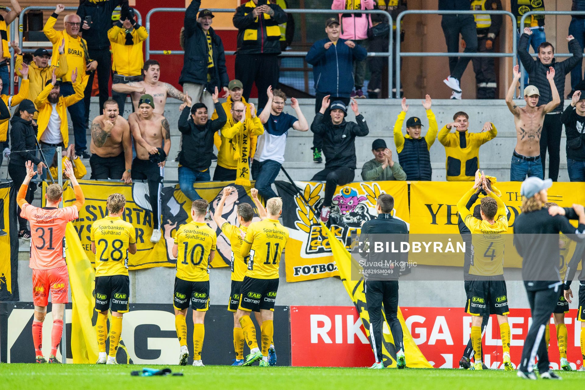 Elfsborgs spelare jublar med supportrarna