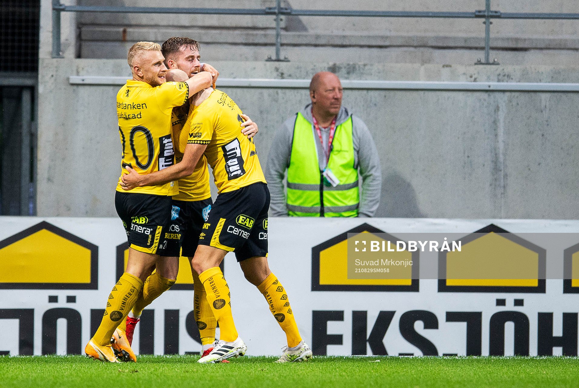 Elfsborgs Rasmus Alm jublar med Simon Strand och Robert