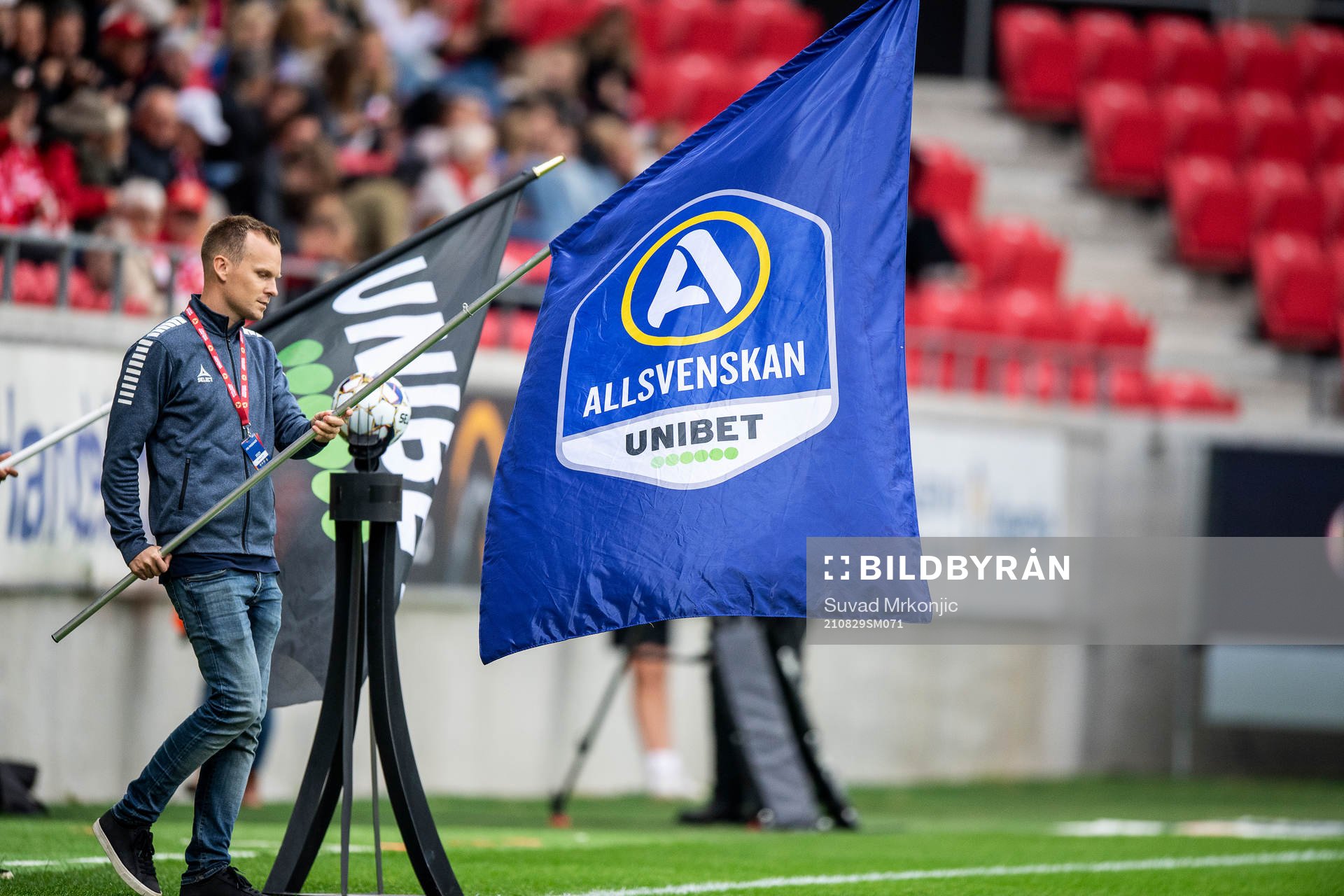En flagga med Allsvenskans och Unibets logotyp under inmarschen under fotbollsmatchen i Allsvenskan mellan Kalmar och Elfsborg den 29 augusti 2021 i Kalmar.
