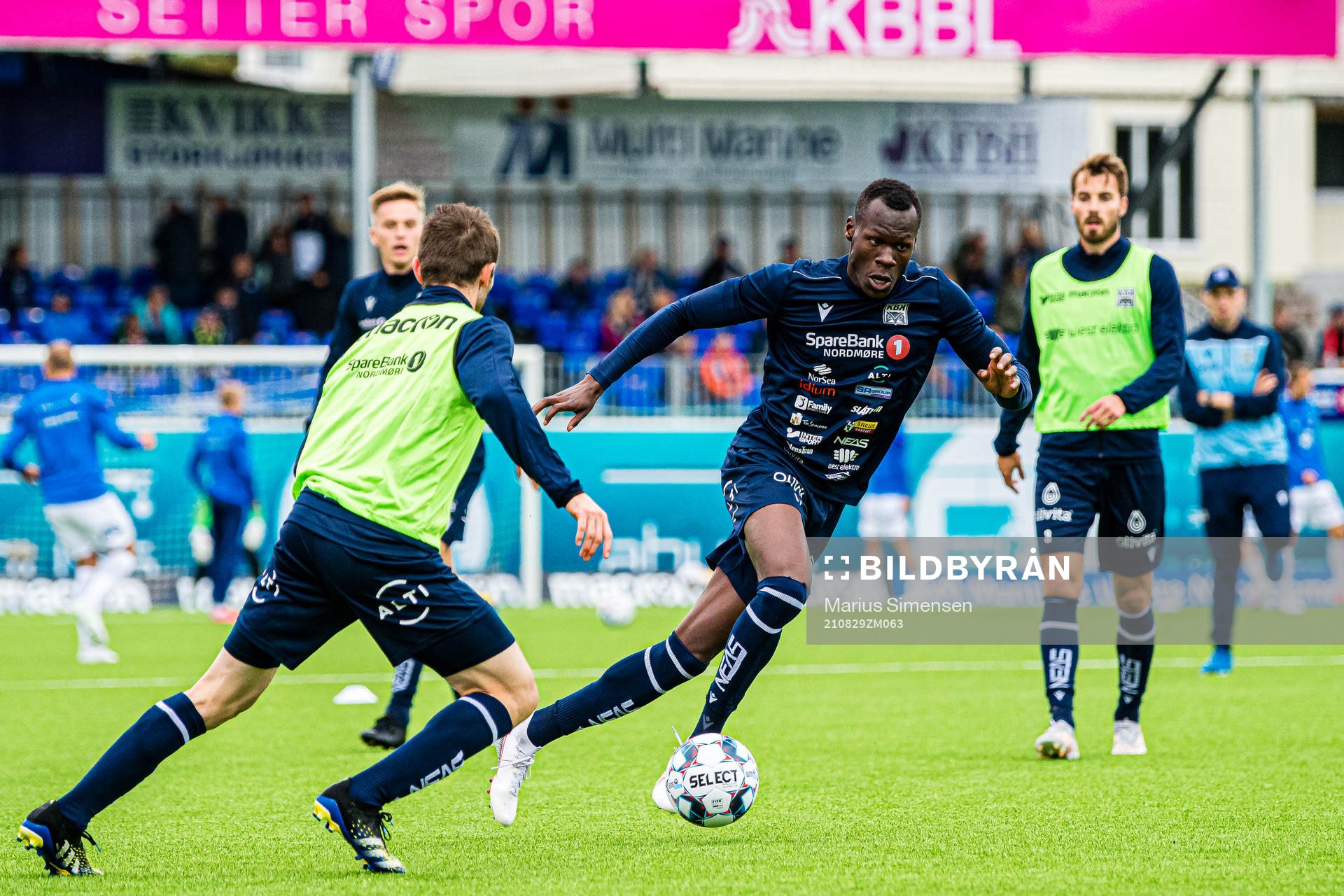 Moses Dramwi Mawa of Kristiansund warms up
