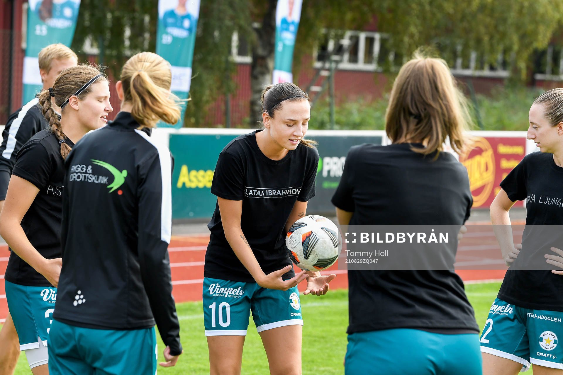 Alingsås Stina Jensen i specialdesignad t-shirt inför fotbollsmatchen i Elitettan mellan Alingsås och Jitex den 29 augusti 2021 i Alingsås. 