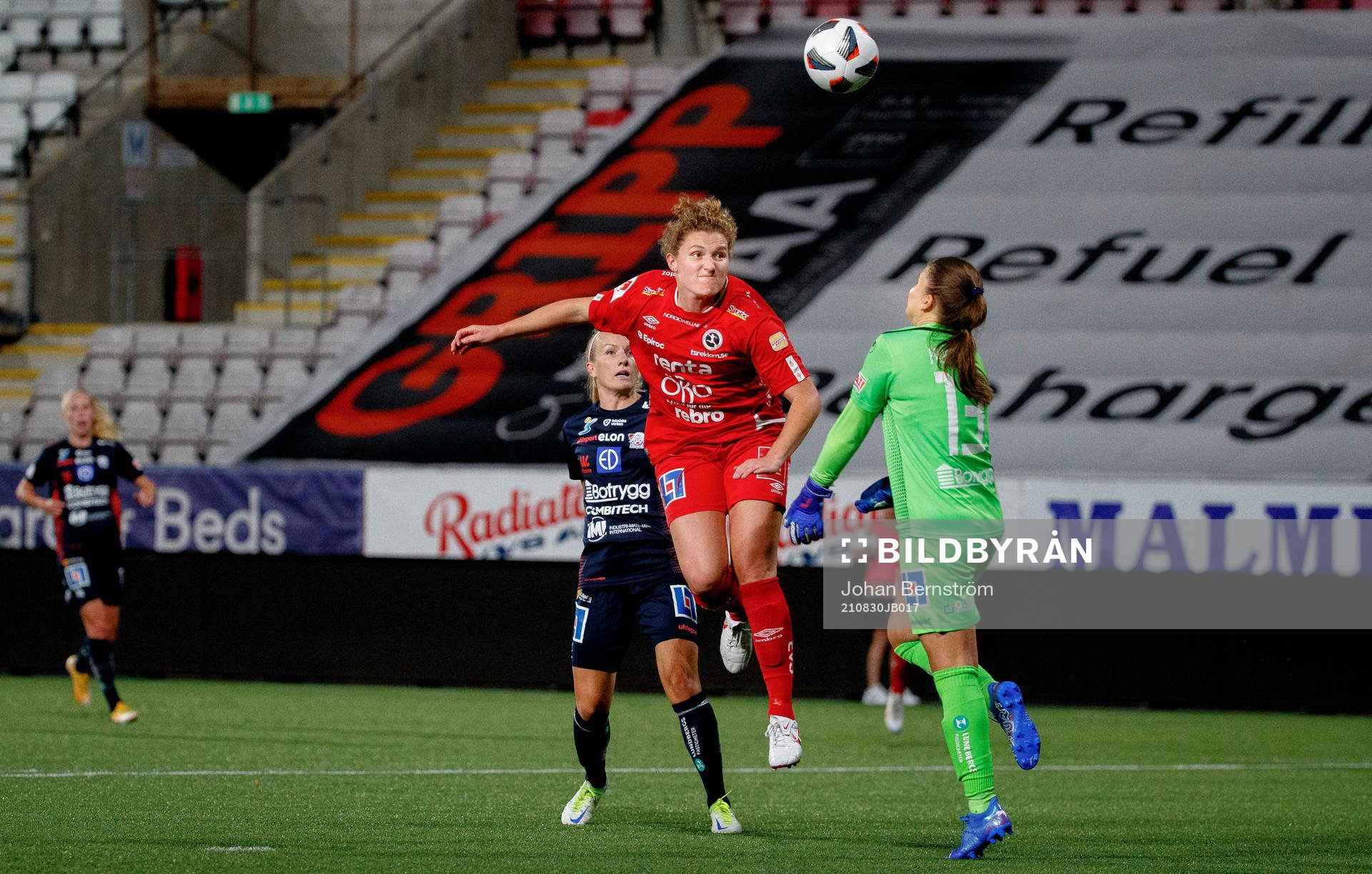 Örebros Jessie Scarpa gör 2-1 på Linköpings målvakt Anna Koivunen under fotbollsmatchen i Damallsvenskan mellan Örebro och Linköping den 30 augusti 2021 i Örebro.