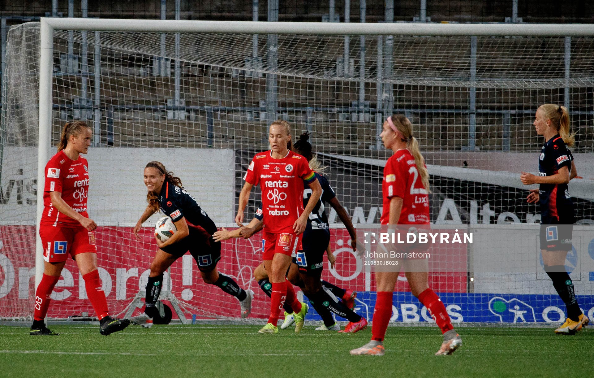Linköpings Emma Lennartsson gör 1-1 och jublar