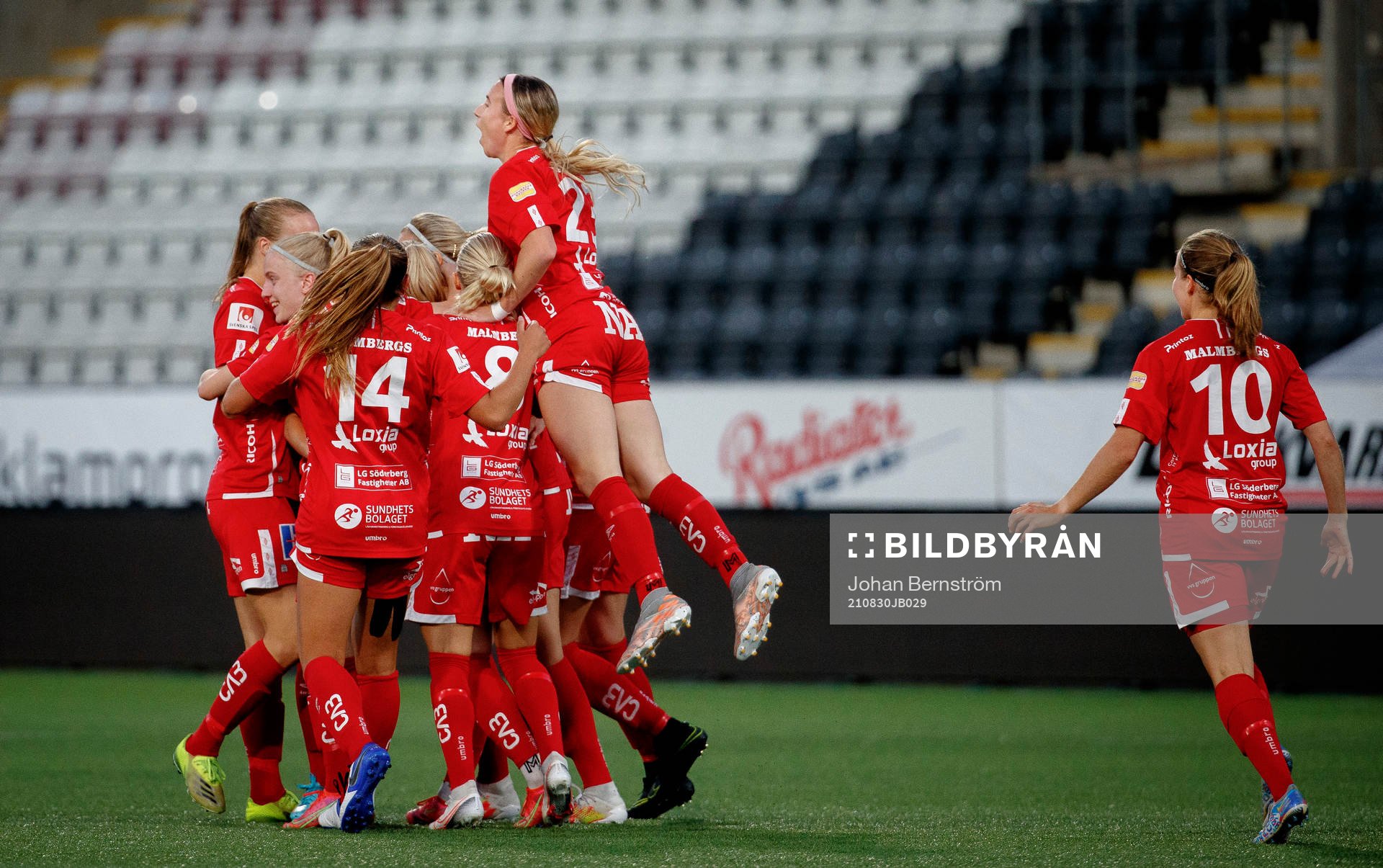 Jubel vid Örebros Amanda Rantanen 1-0 mål under fotbollsmatchen i Damallsvenskan mellan Örebro och Linköping den 30 augusti 2021 i Örebro.