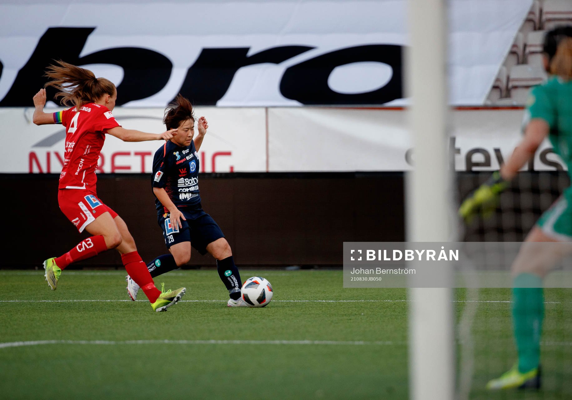 Örebros Frida Abrahamsson och Linköpings Yuka Momiki