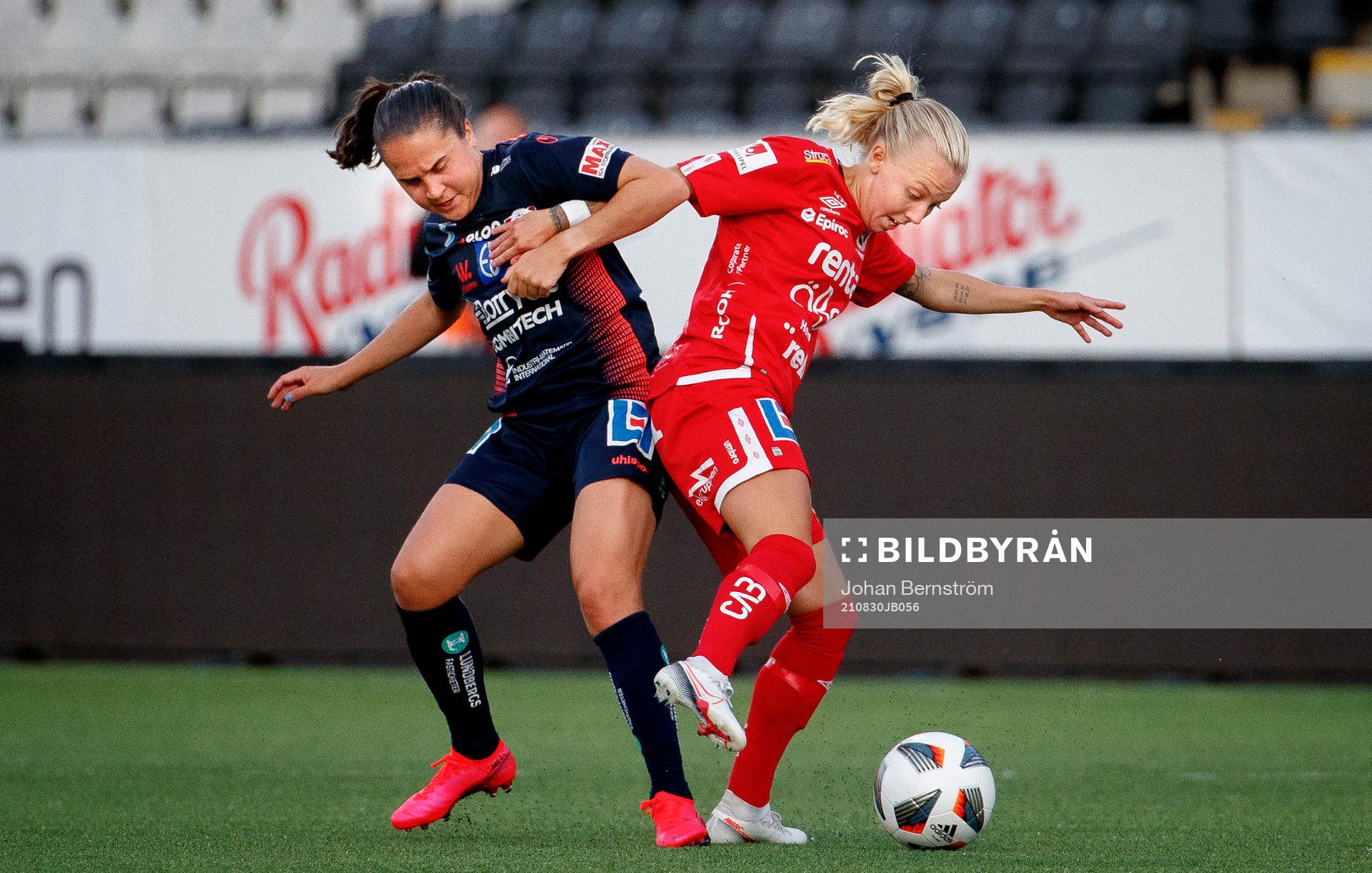 Linköpings Heidi Ellingsen och Örebros Sanna Kullberg