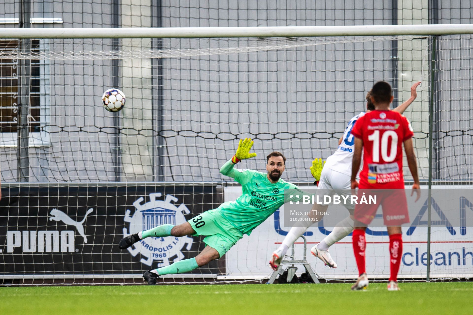 Akropolis Marcus Burman gör 1-1 bakom Värnamos målvakt