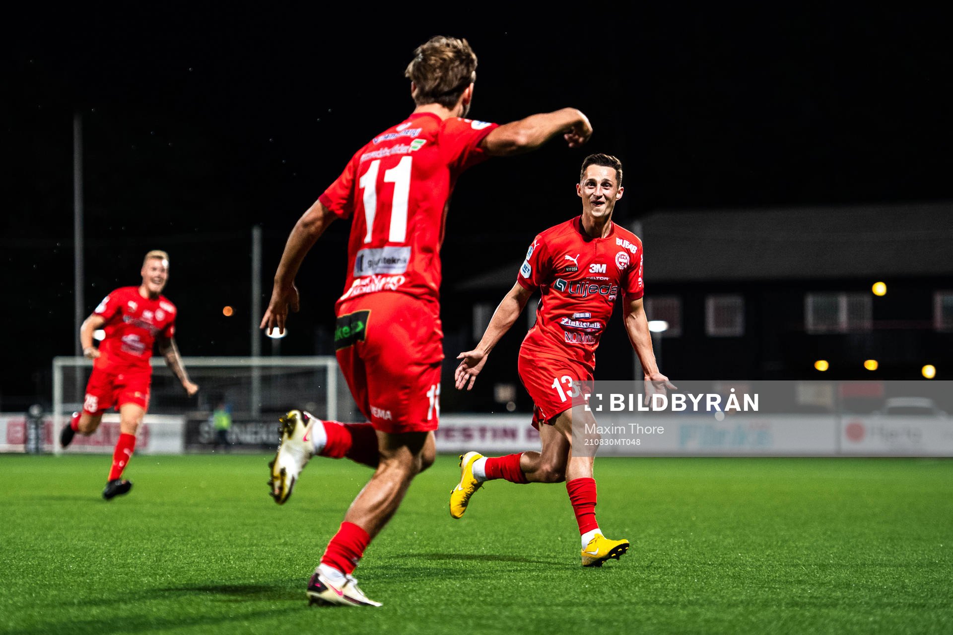 Värnamos Edvin Becirovic jublar med Joel Craig Stevens