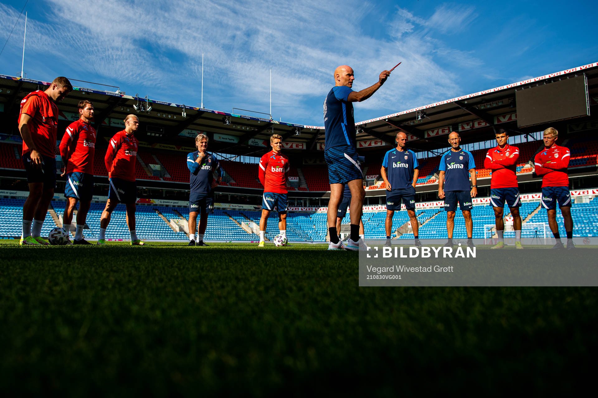 Ståle Solbakken, head coach, talks to Martin Ødegaard and