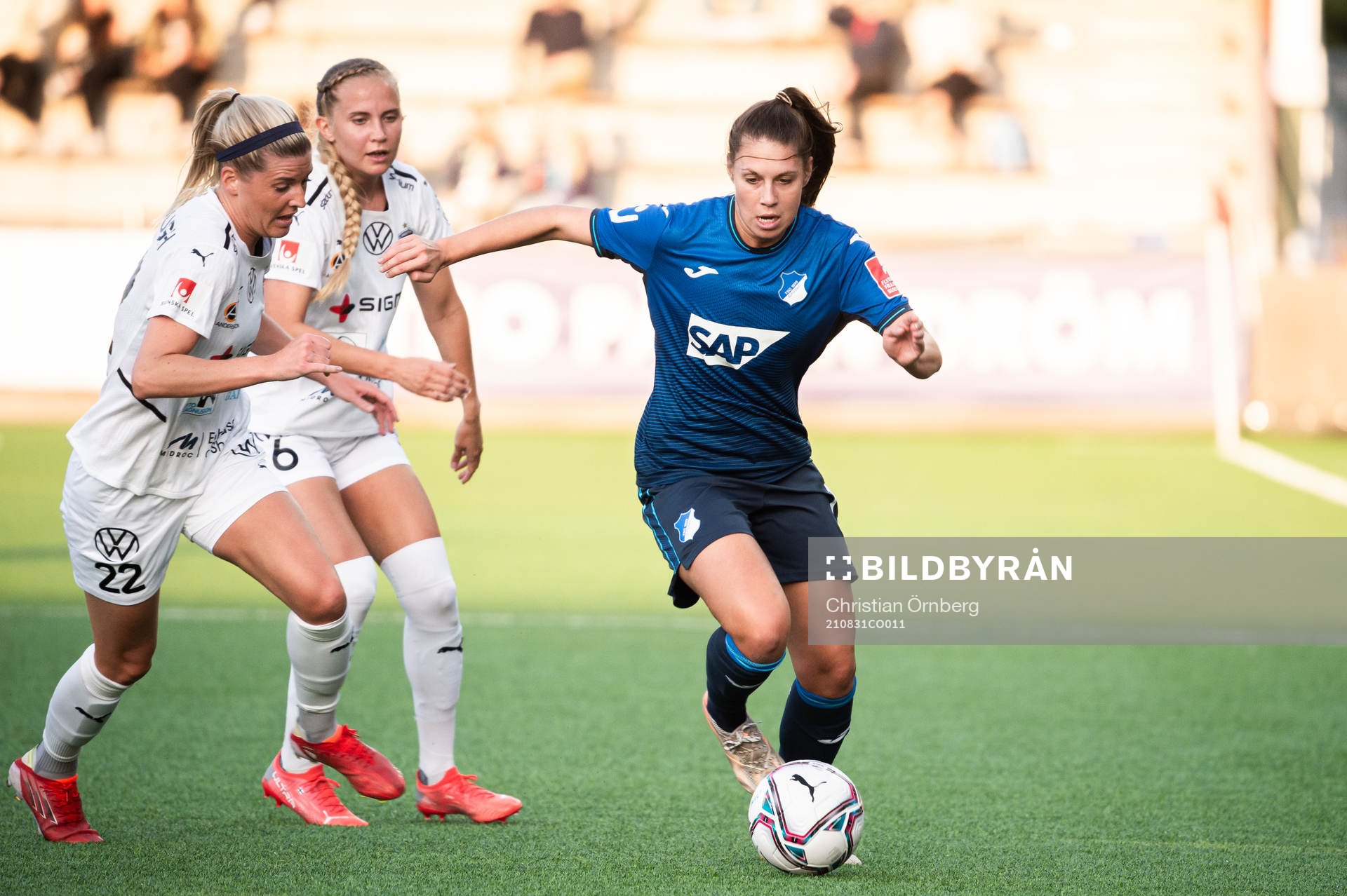 Isabella Hartig of Hoffenheim against Olivia Schough and