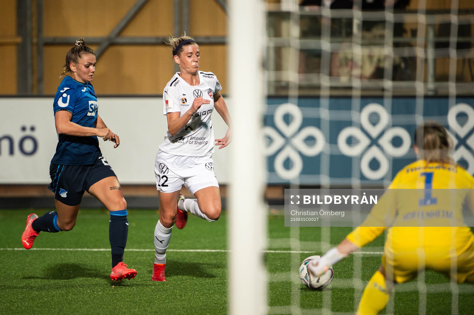 Laura Wienroither of Hoffenheim against Olivia Schough of