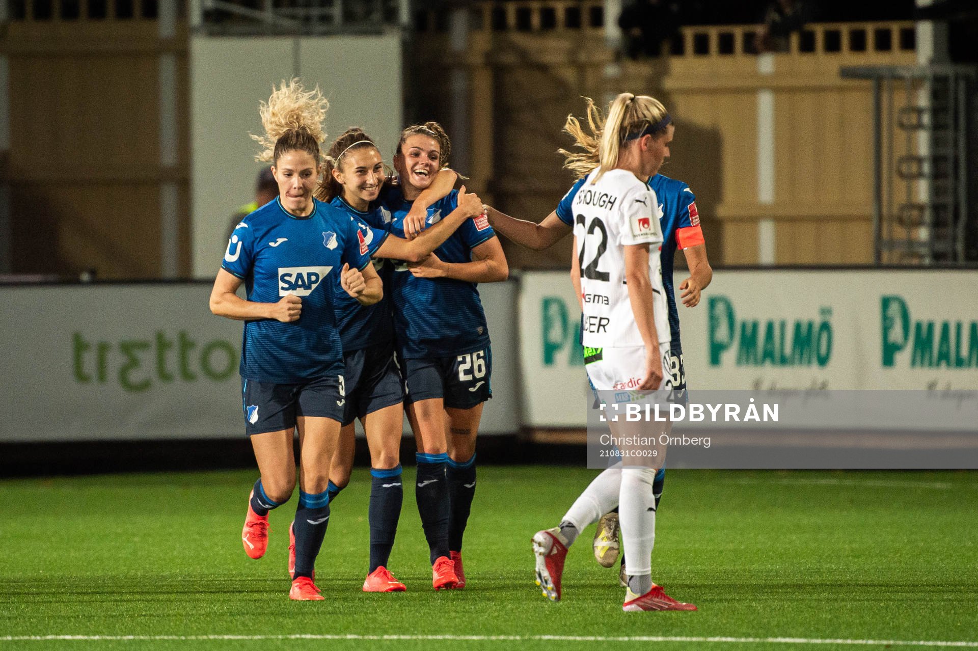 Laura Wienroither of Hoffenheim celebrate with teammates