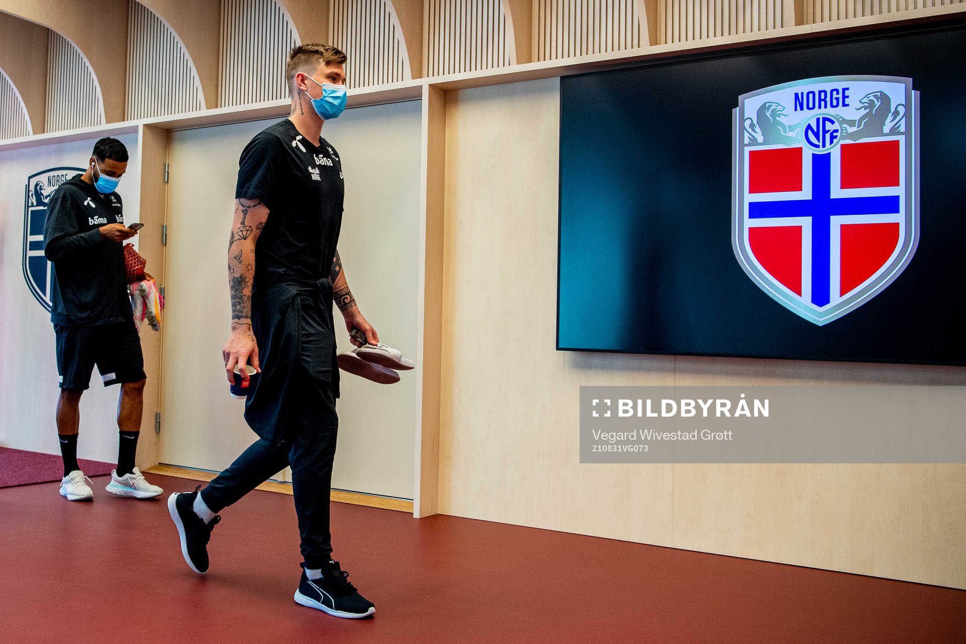 Goalkeeper Per Kristian Bråtveit of the Norwegian national football team arrives wearing a face mask ahead of a training session on August 31, 2021 in Oslo.