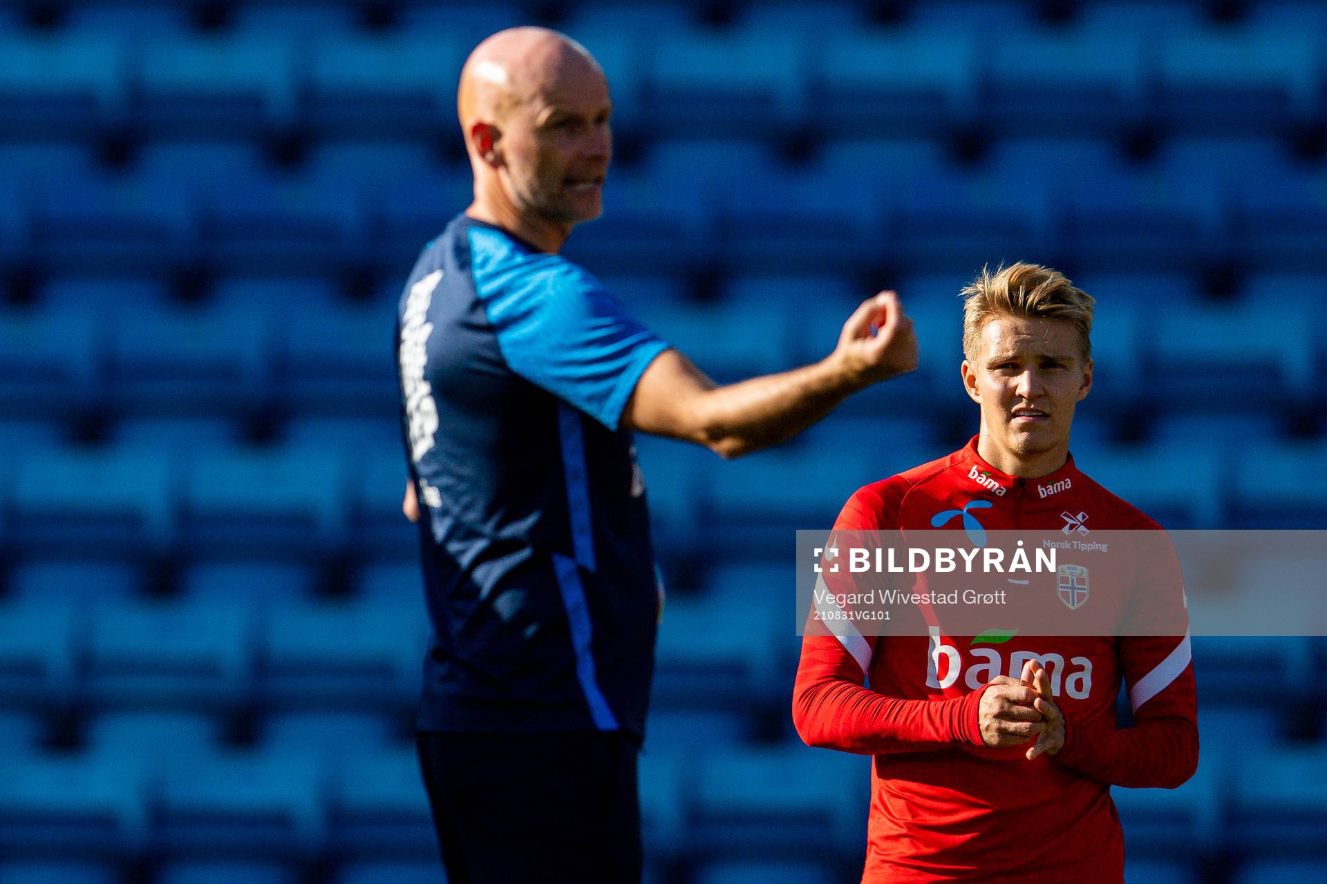 Martin Ødegaard listens to Ståle Solbakken, head coach of