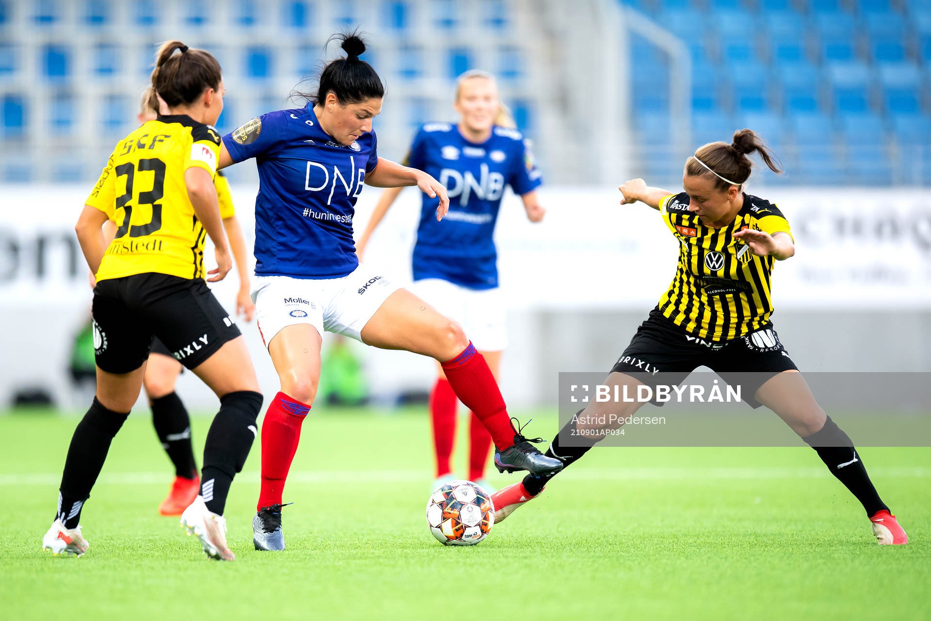 Dejana Stefanovic of Vålerenga and Julia Zigiotti Olme of