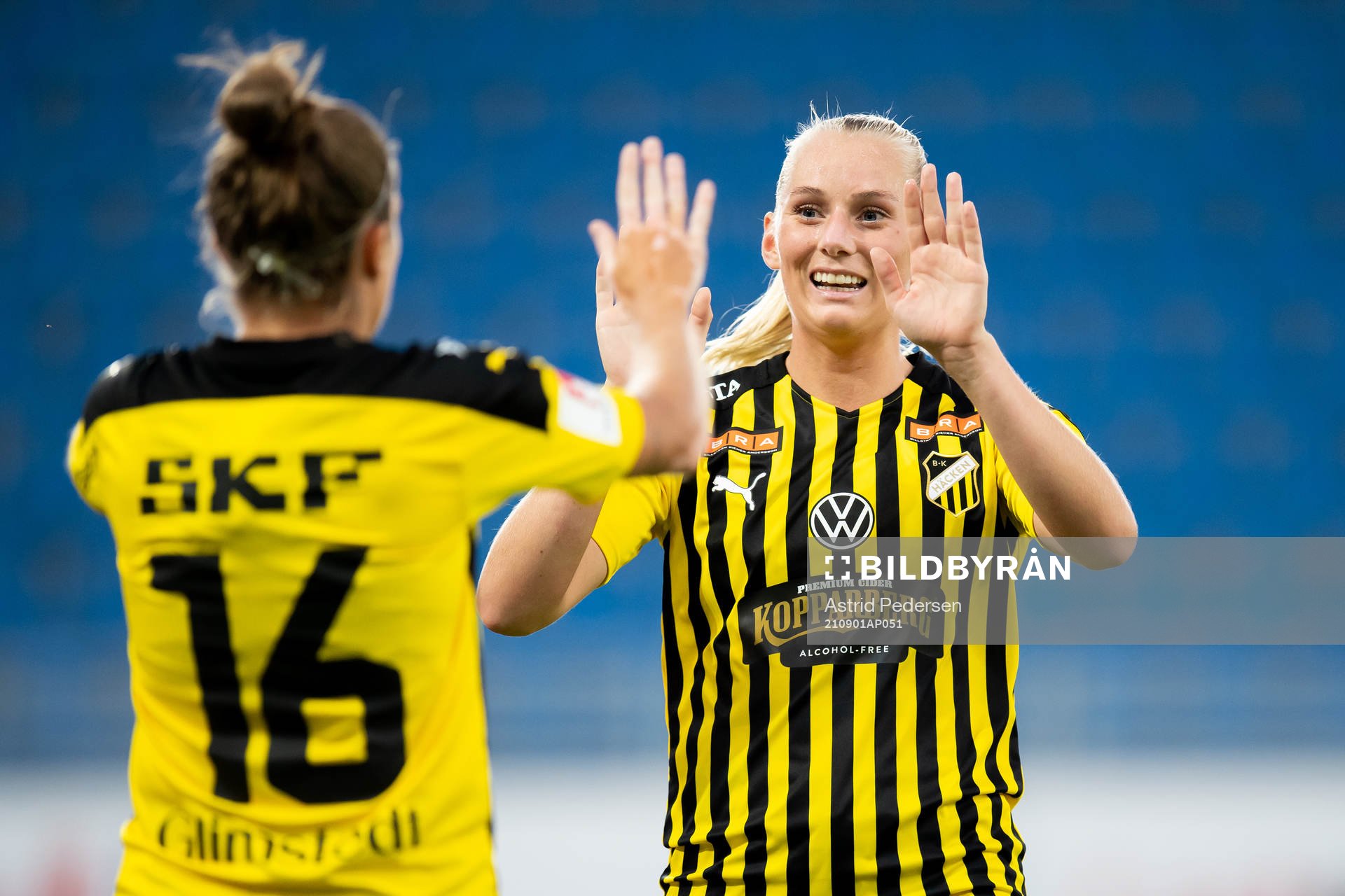 Stina Blackstenius of Häcken celebrates with Filippa