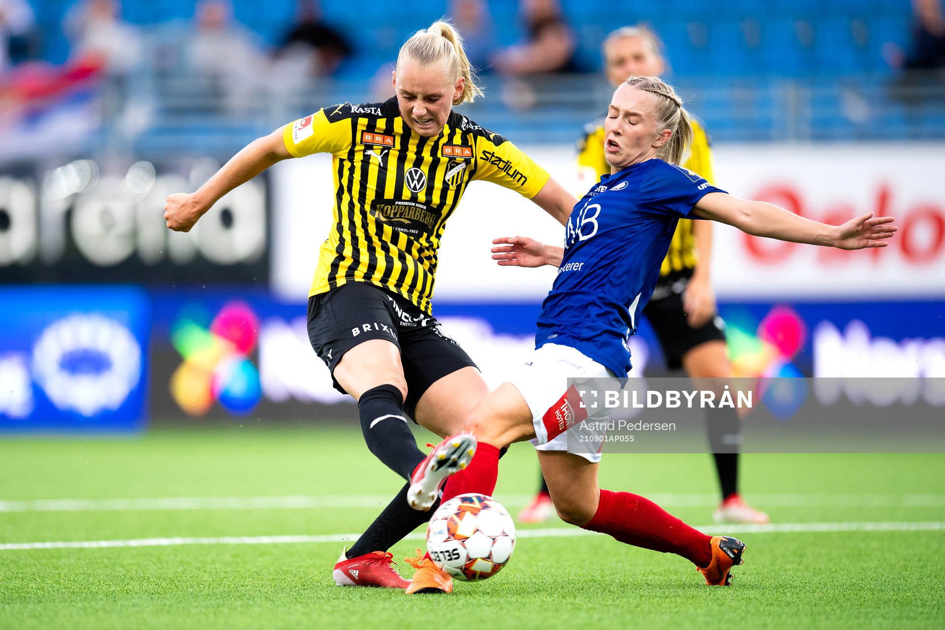 Stina Blackstenius  of Häcken and Thea Bjelde of Vålerenga
