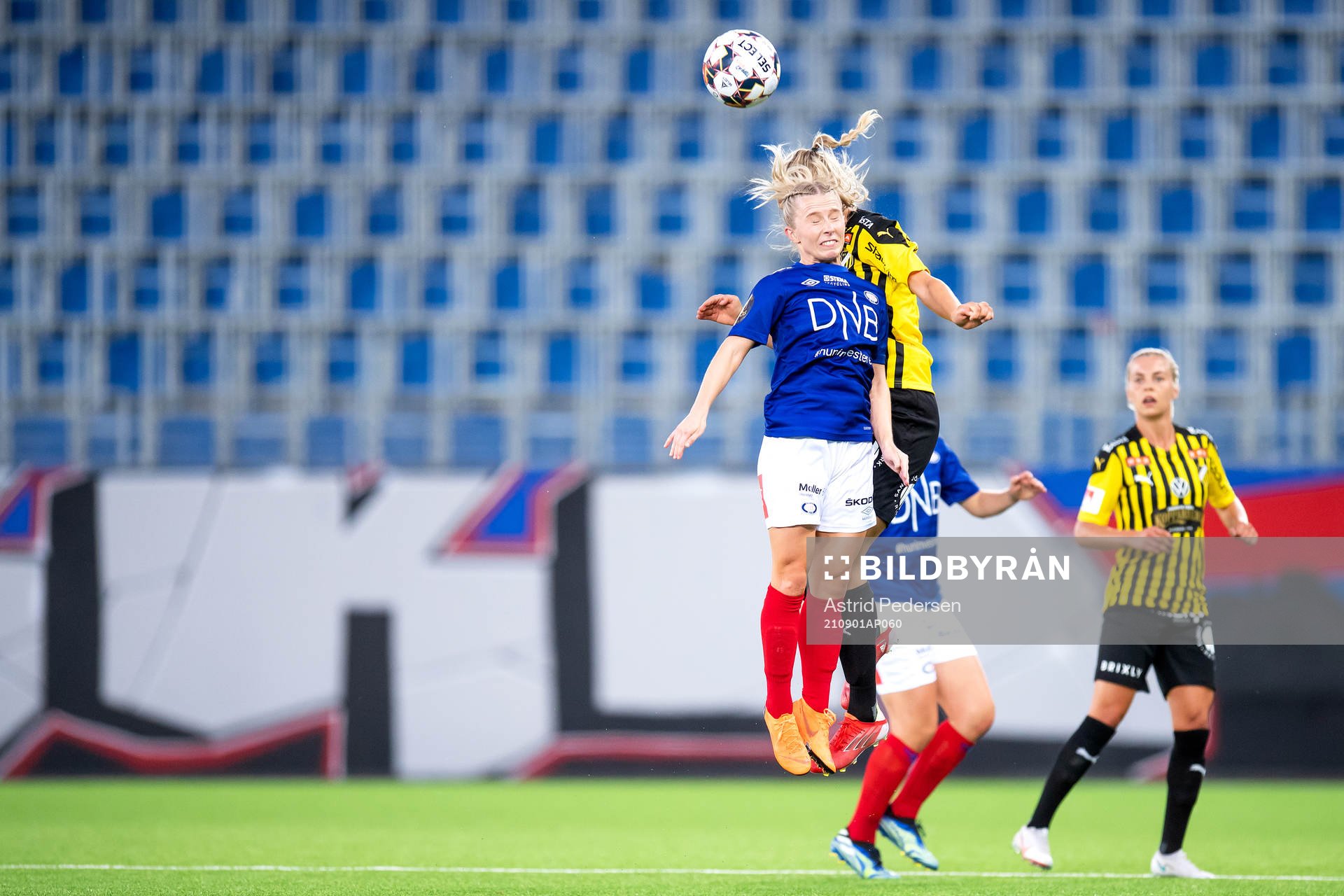 Thea Bjelde of Vålerenga and Stine Larsen of Häcken