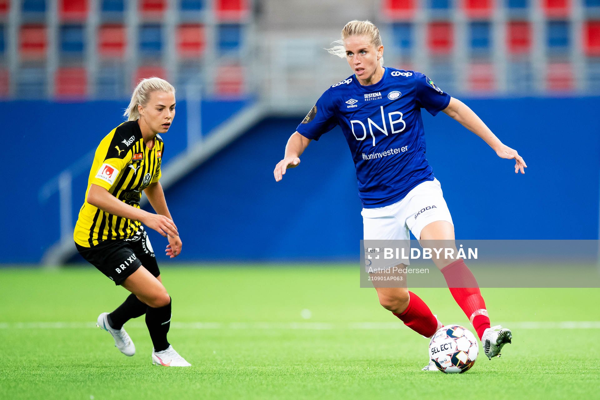 Lotta Ökvist of Häcken and Elise Thorsnes of Vålerenga