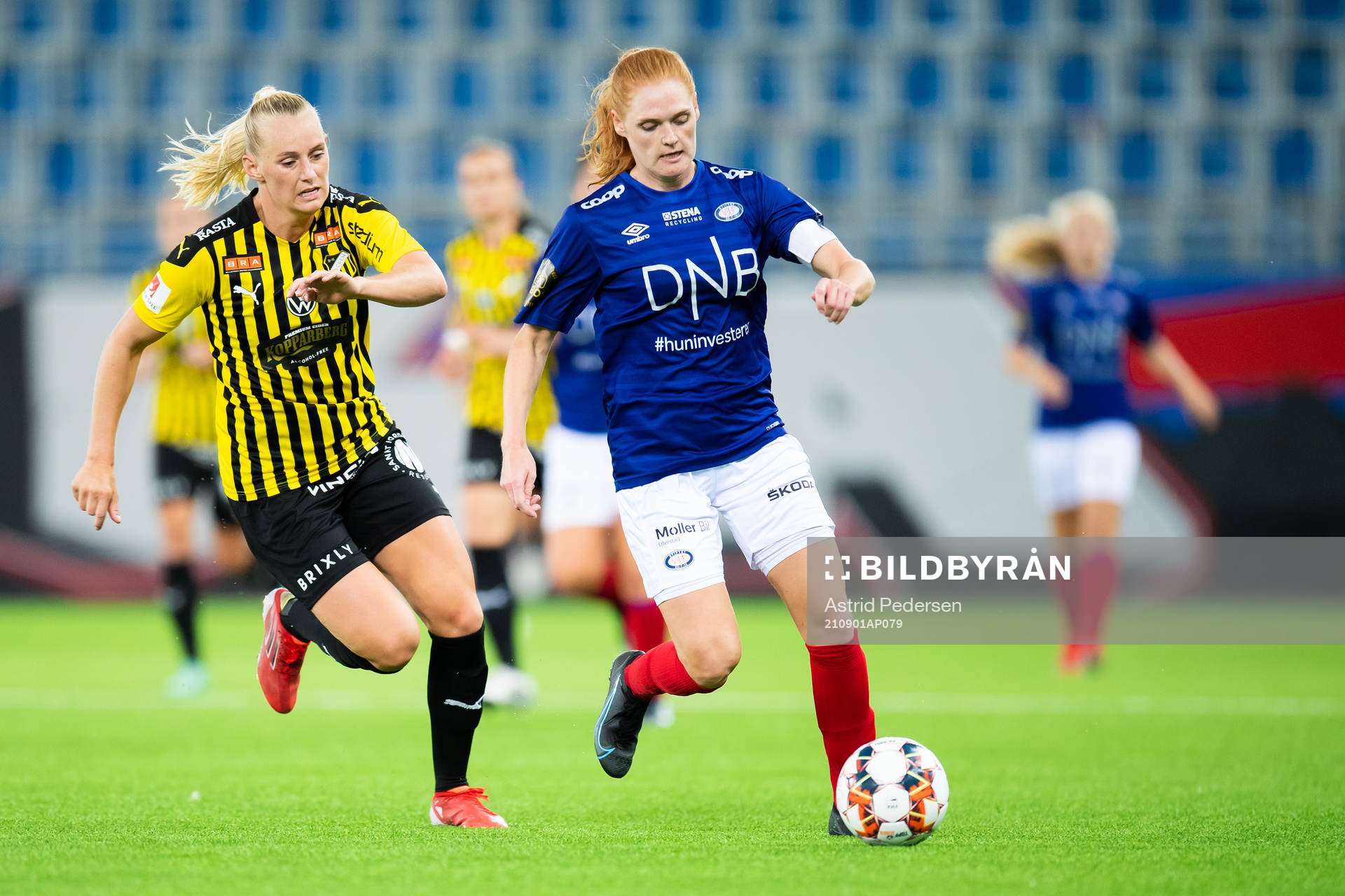 Stina Blackstenius of Häcken and Stine Ballisager Pedersen