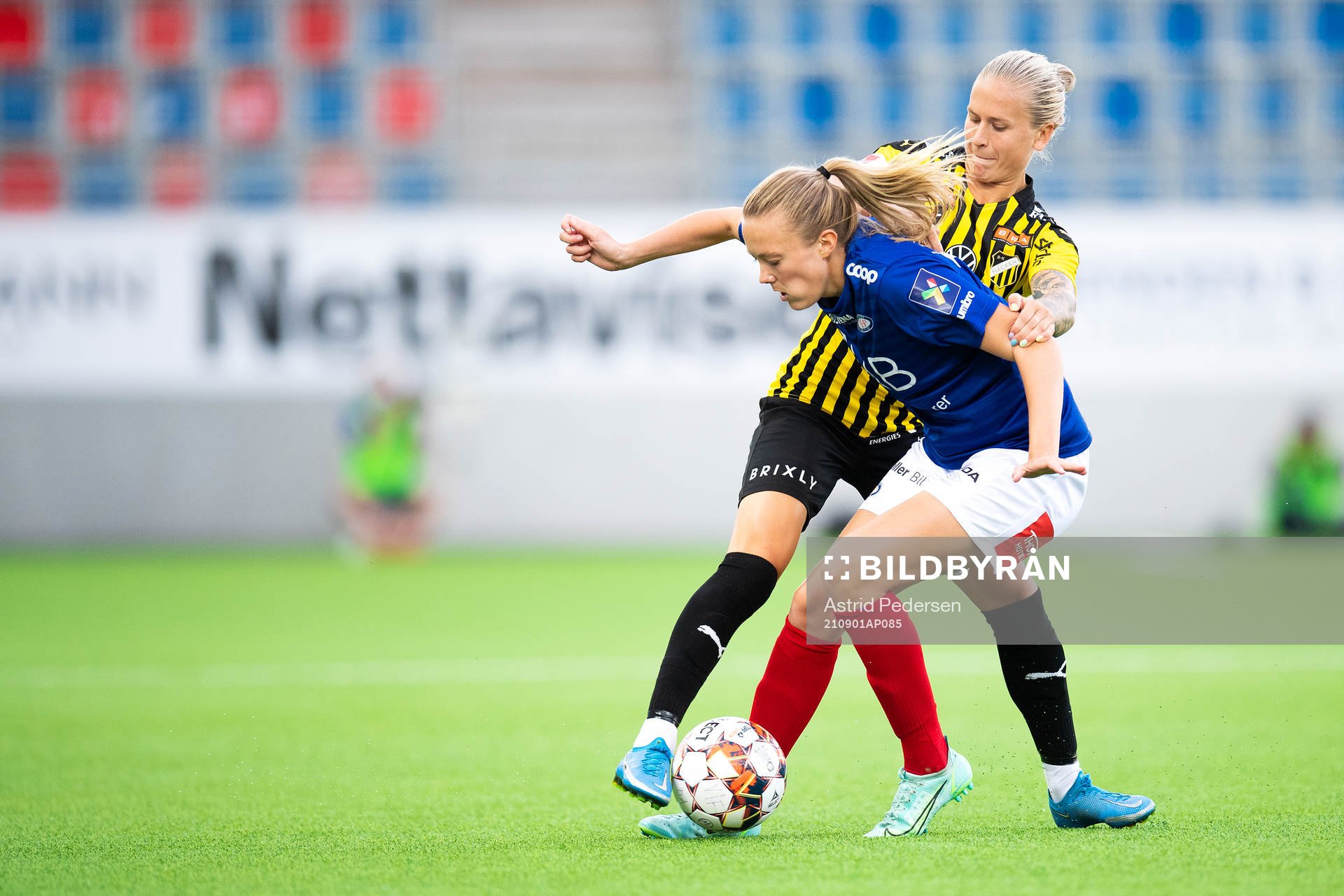 Synne Sofie Jensen of Vålerenga and Filippa Curmark of
