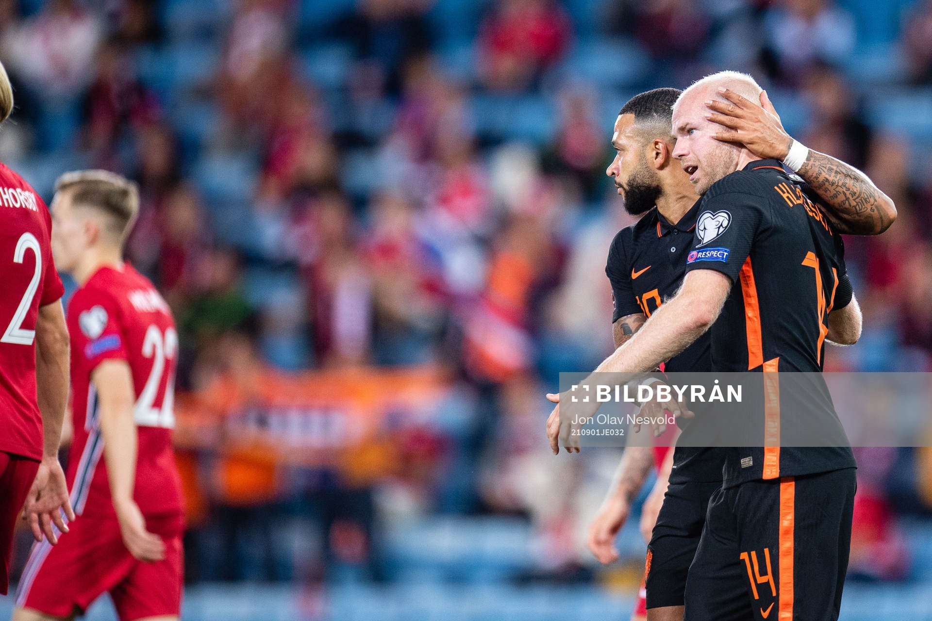 Memphis Depay and Davy Klaassen of Netherlands celebrates
