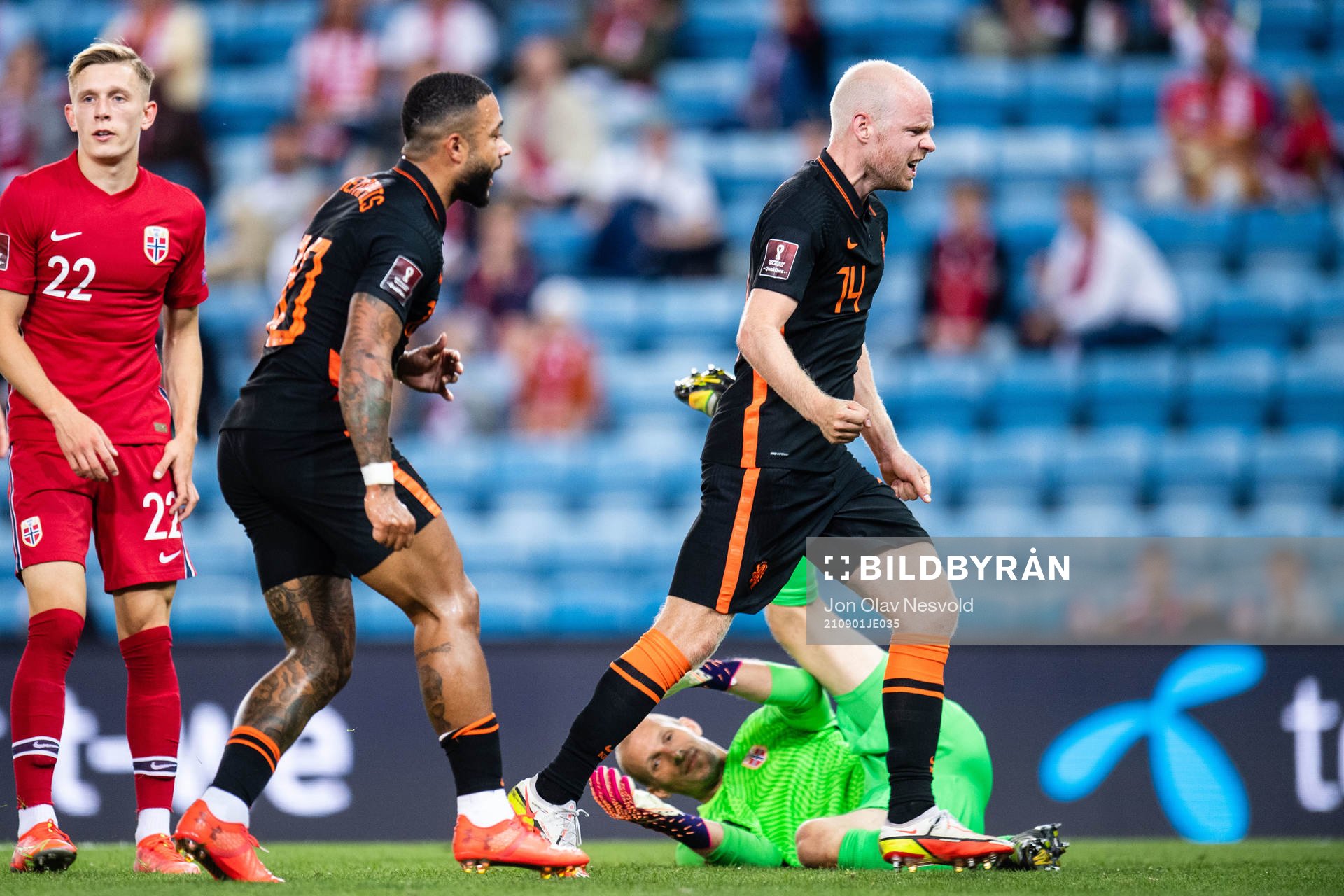 Memphis Depay and Davy Klaassen of Netherlands celebrates