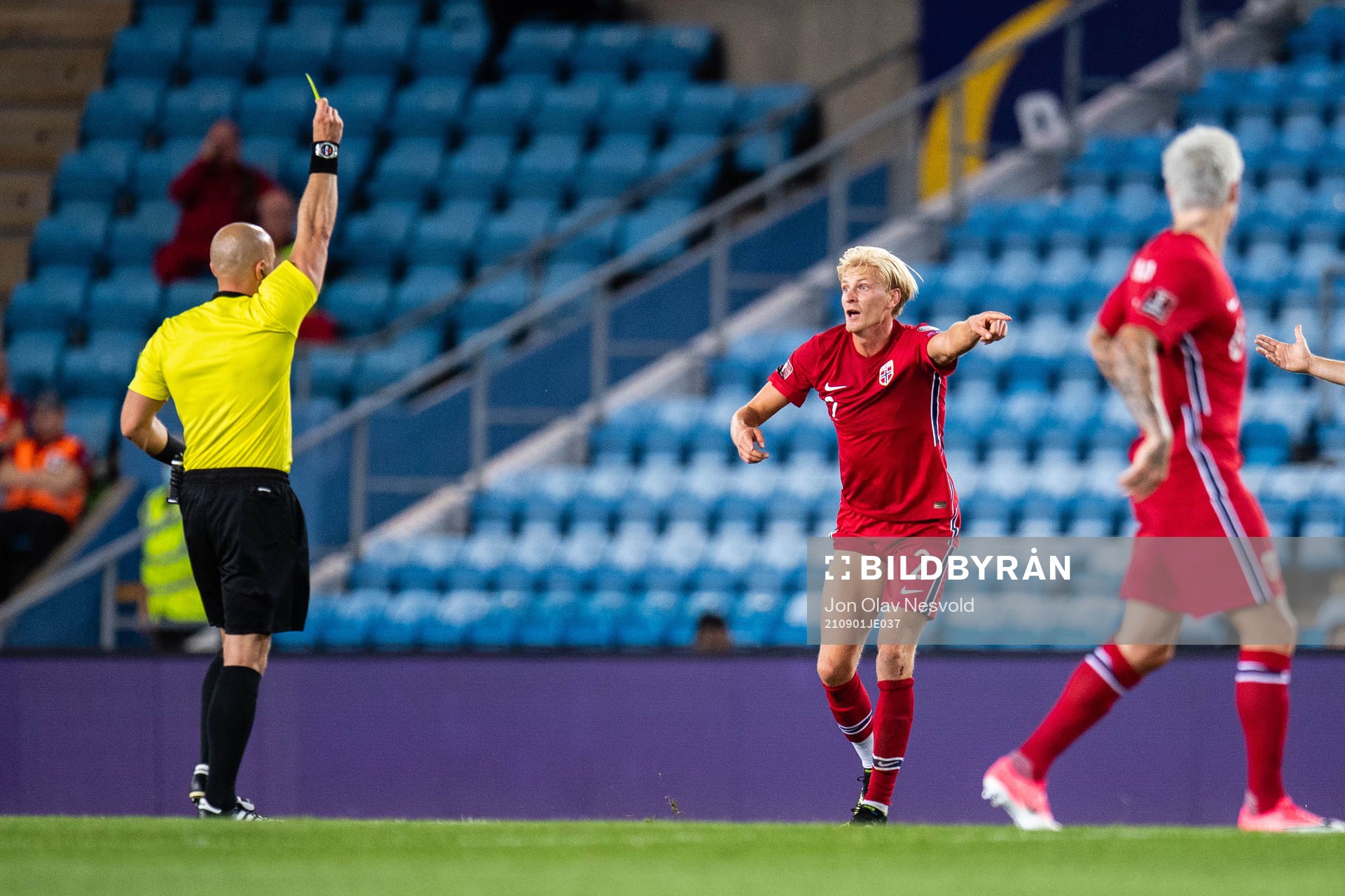 Szymon Marciniak, referee, and Morten Thorsby of Norway