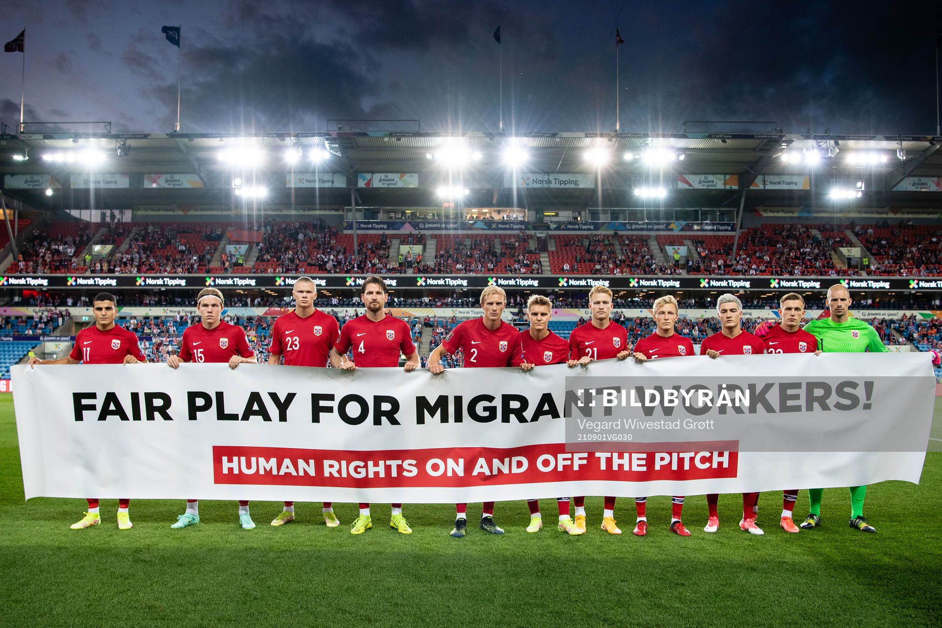 Norway's starting eleven pose for a team photo with a sign