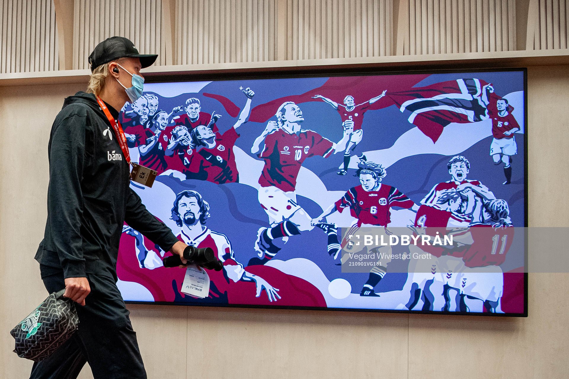 Erling Braut Haaland of Norway arrives wearing a face mask