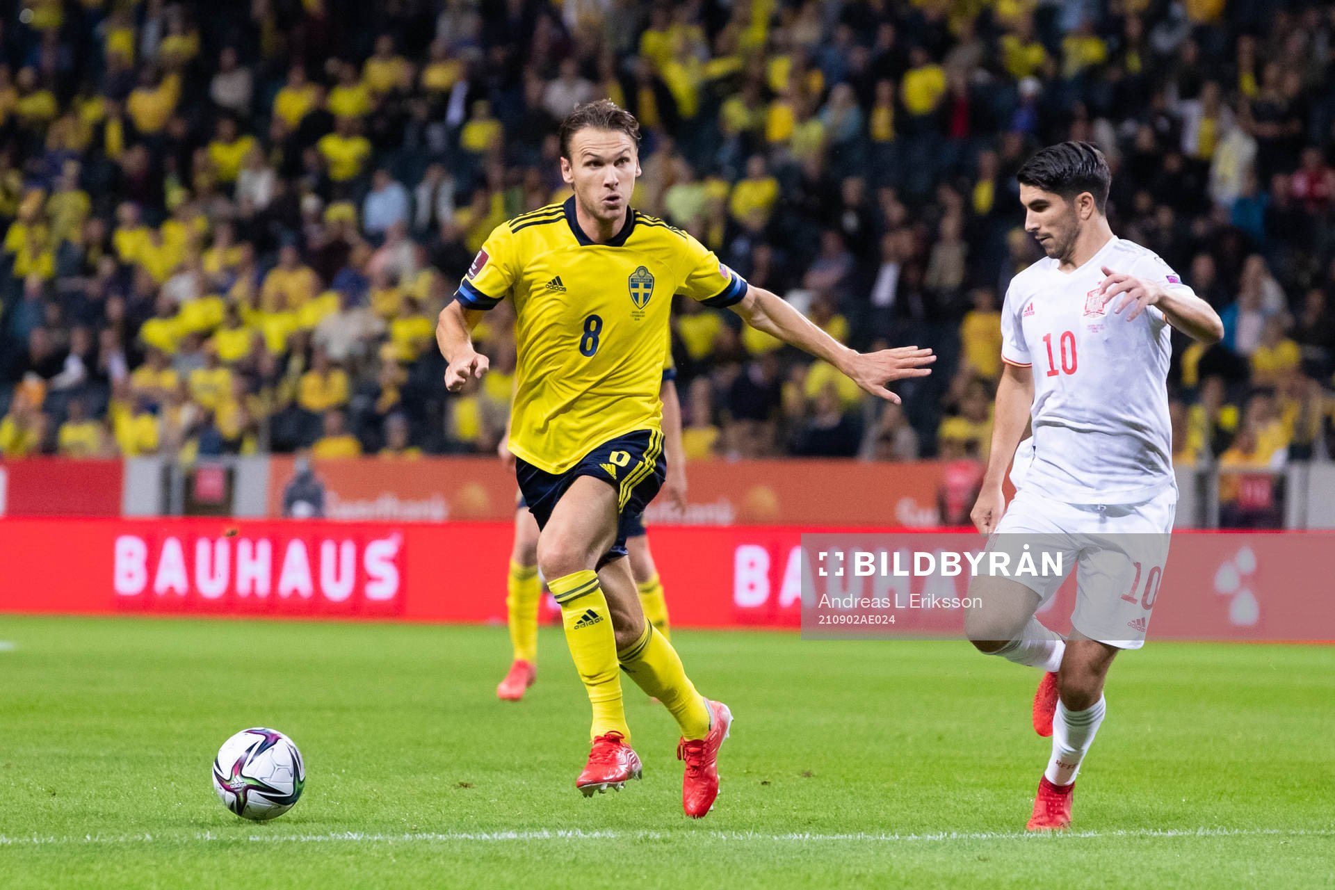 Albin Ekdal of Sweden and Carlos Soler of Spain