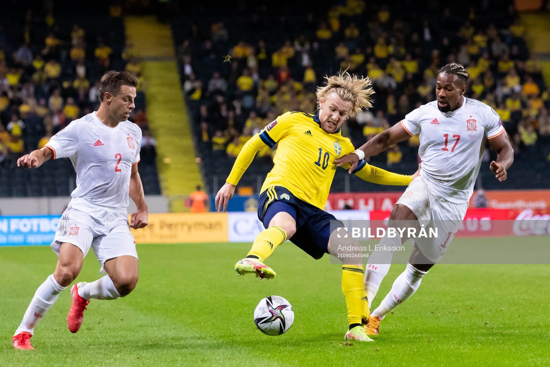 Emil Forsberg of Sweden against Cesar Azpilicueta and Adama