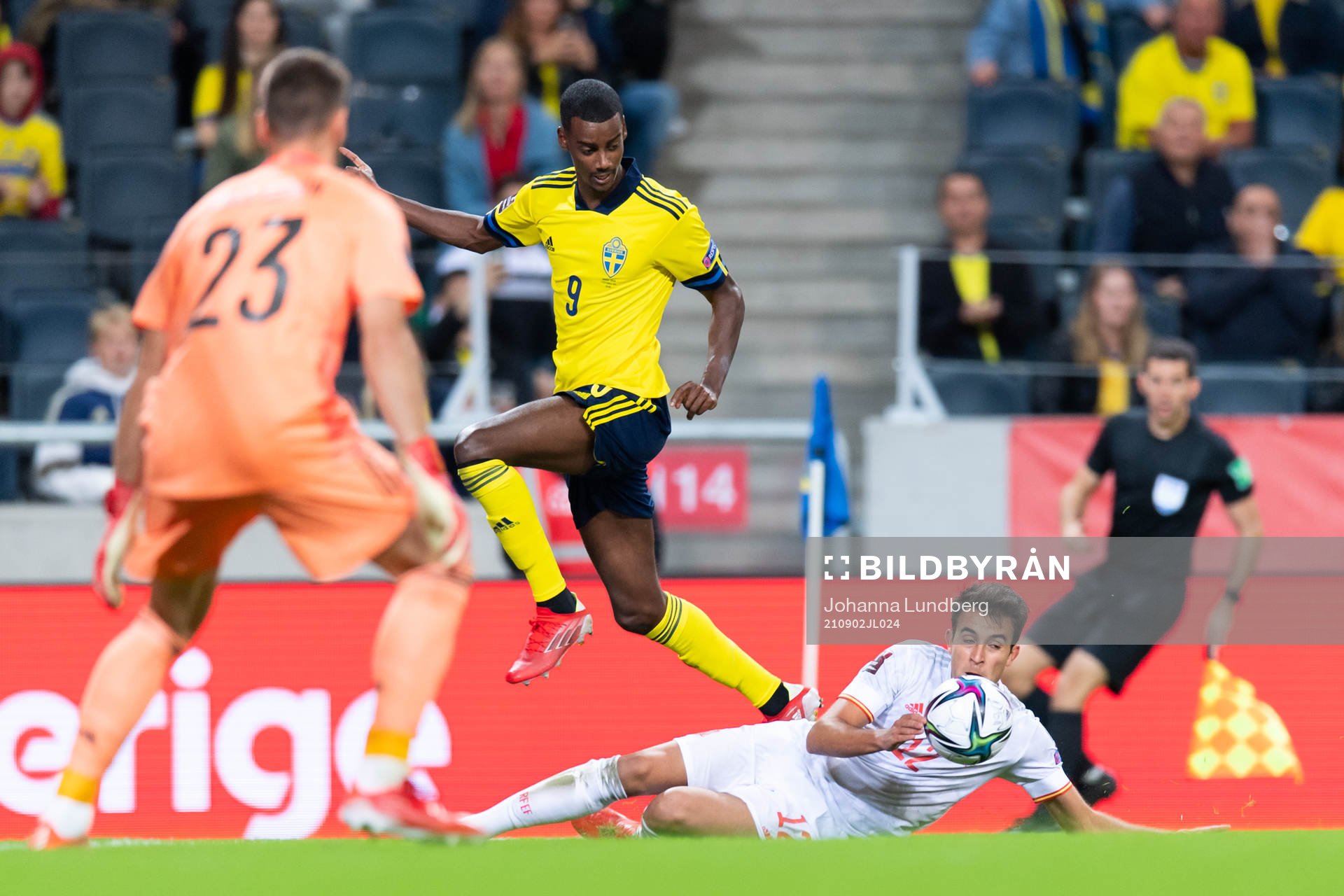 Alexander Isak of Sweden and Eric Garcia of Spain