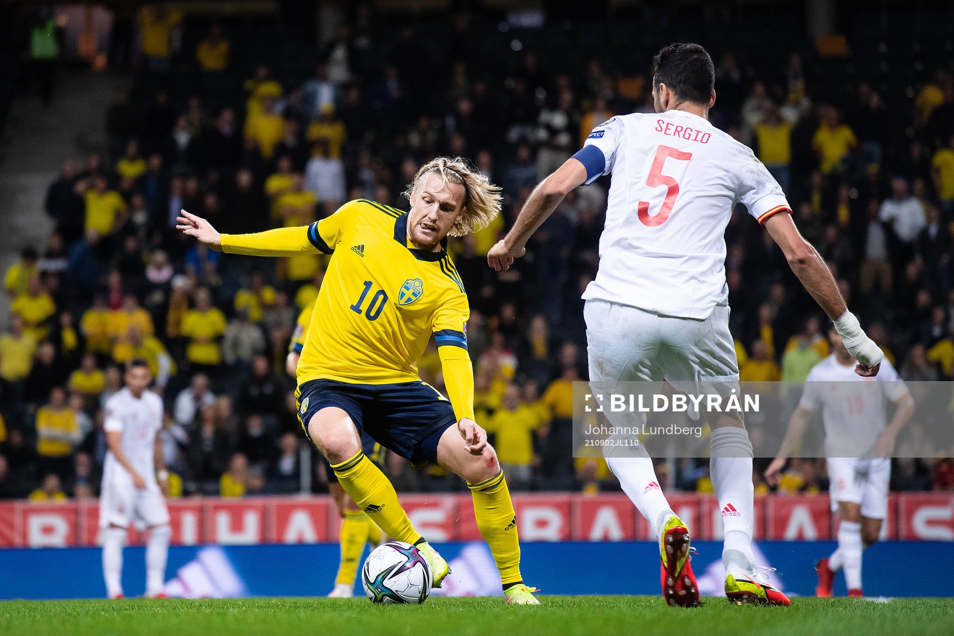 Emil Forsberg of Sweden and Sergio Busquets of Spain