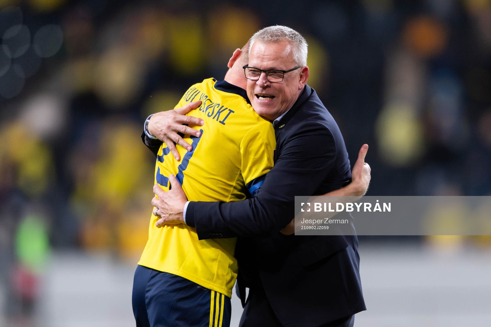 Dejan Kulusevski and head coach Janne Andersson of Sweden
