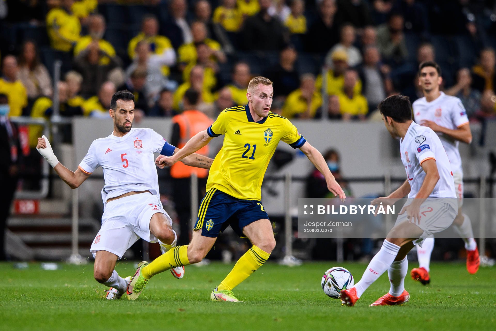 Sergio Busquets of Spain against Dejan Kulusevski of Sweden