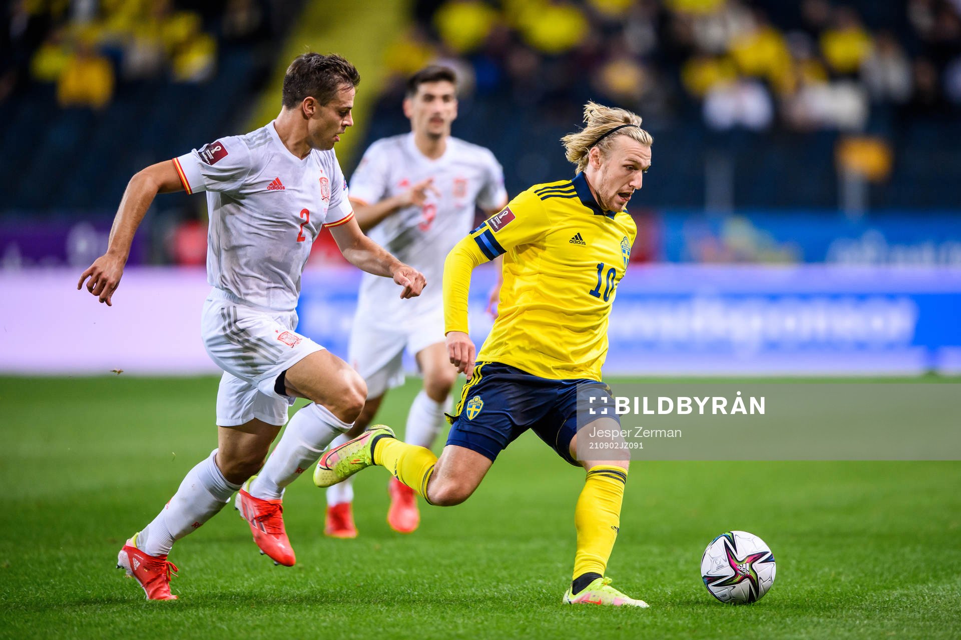 Cesar Azpilicueta of Spain and Emil Forsberg of Sweden