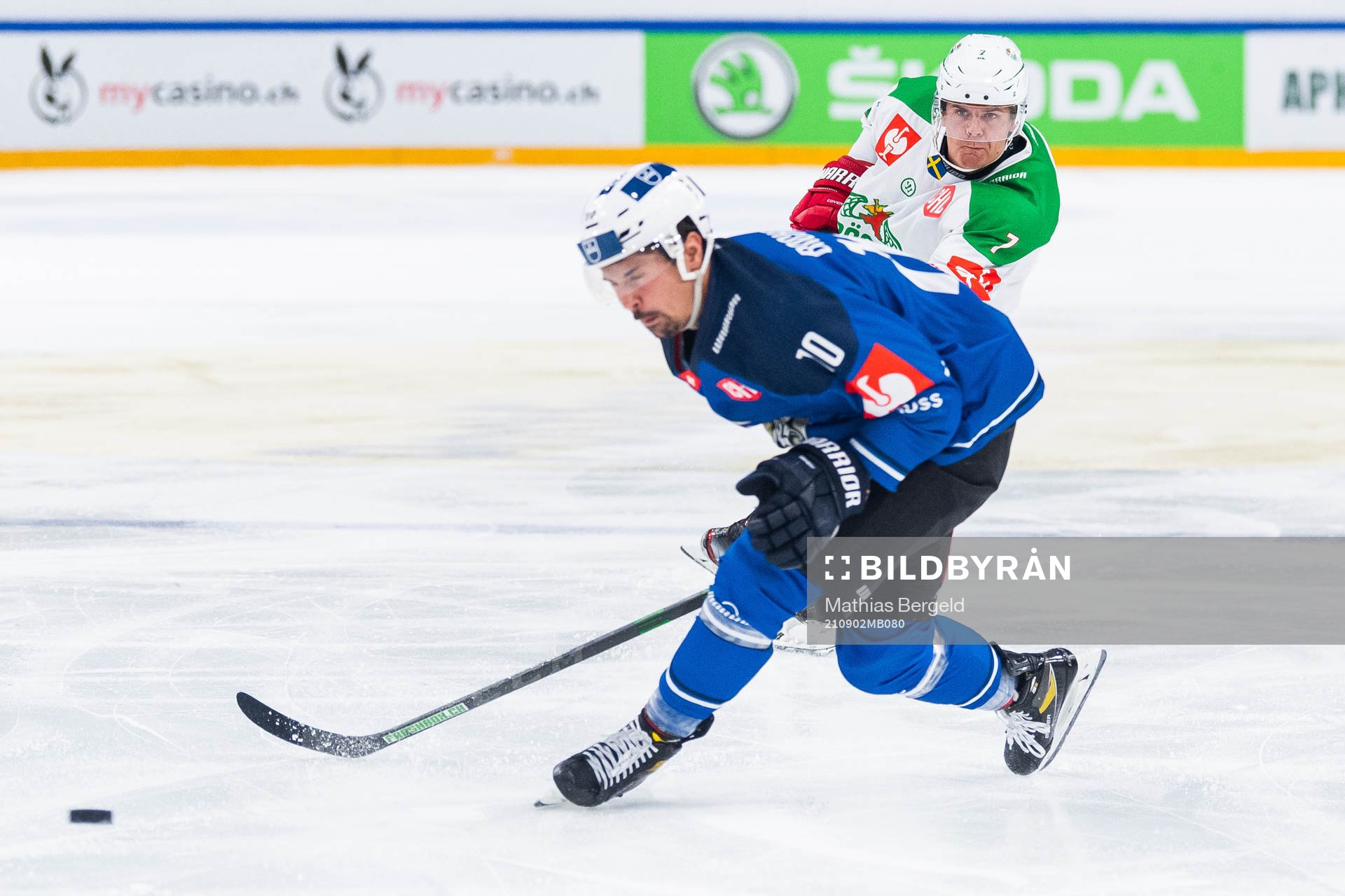 Erlend Lesund of Rögle shoots past Jérôme Bachofner of