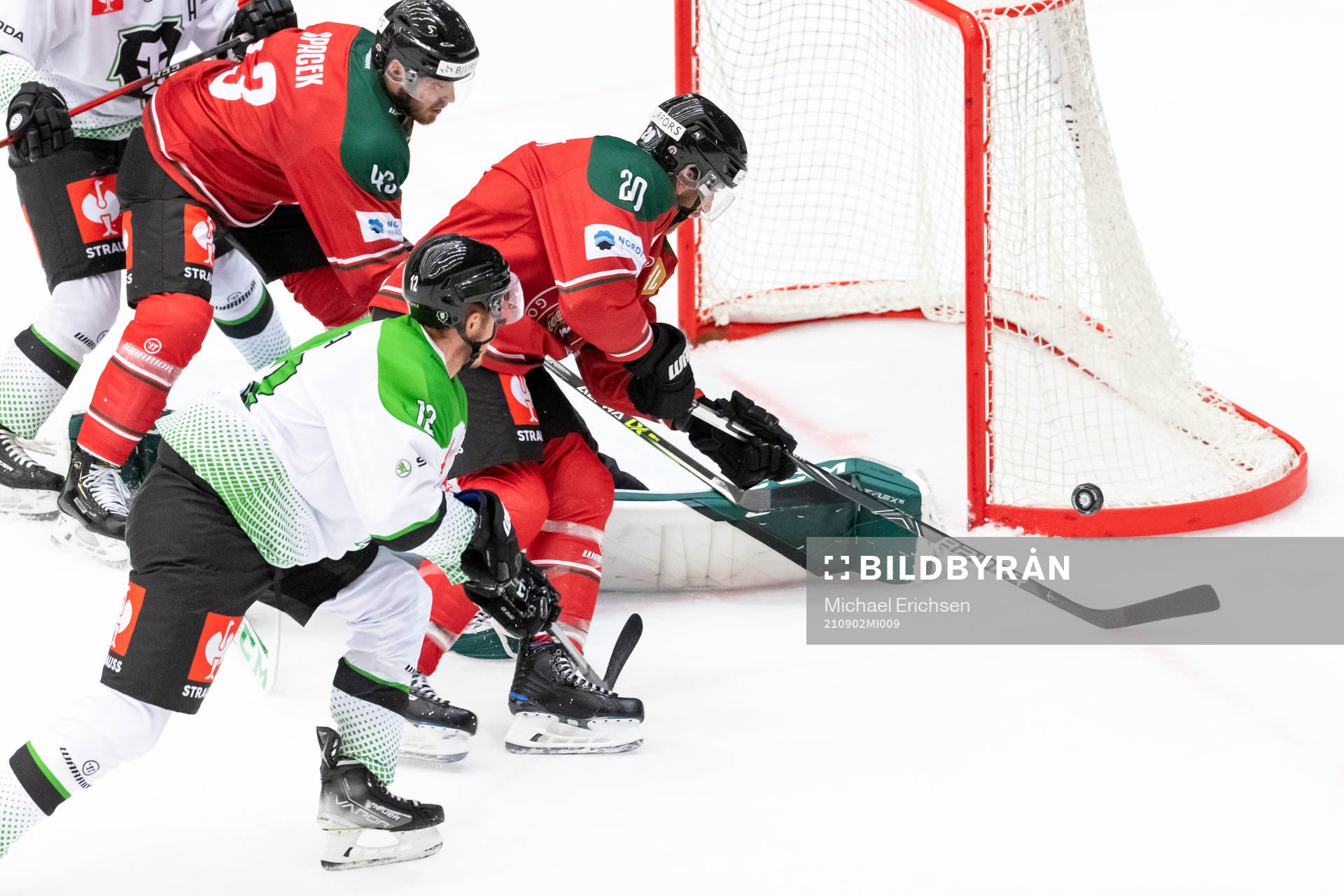 Joel Lundqvist of Frölunda against goalkeeper Jan Ruzicka